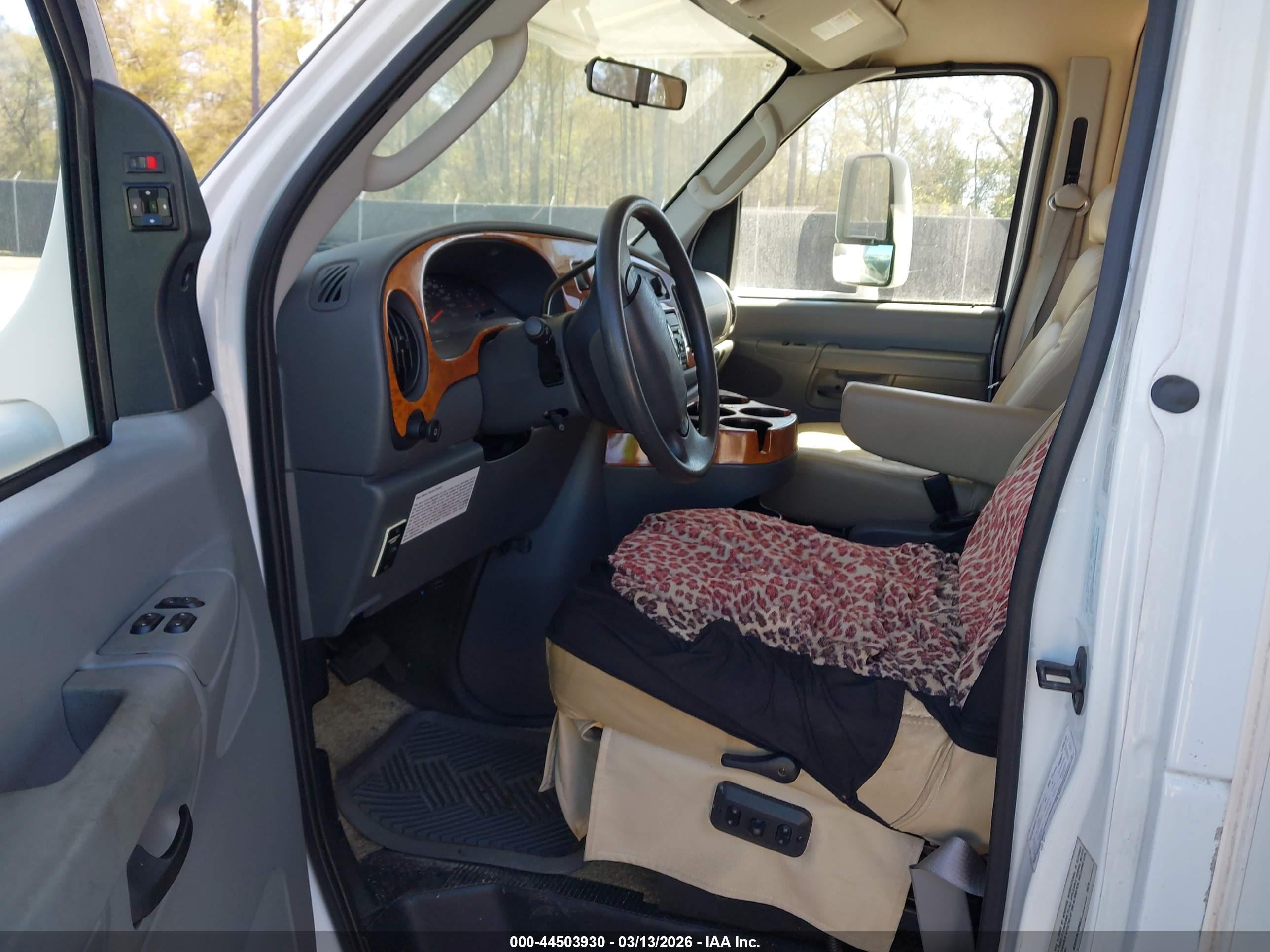 FORD E-450 image 8