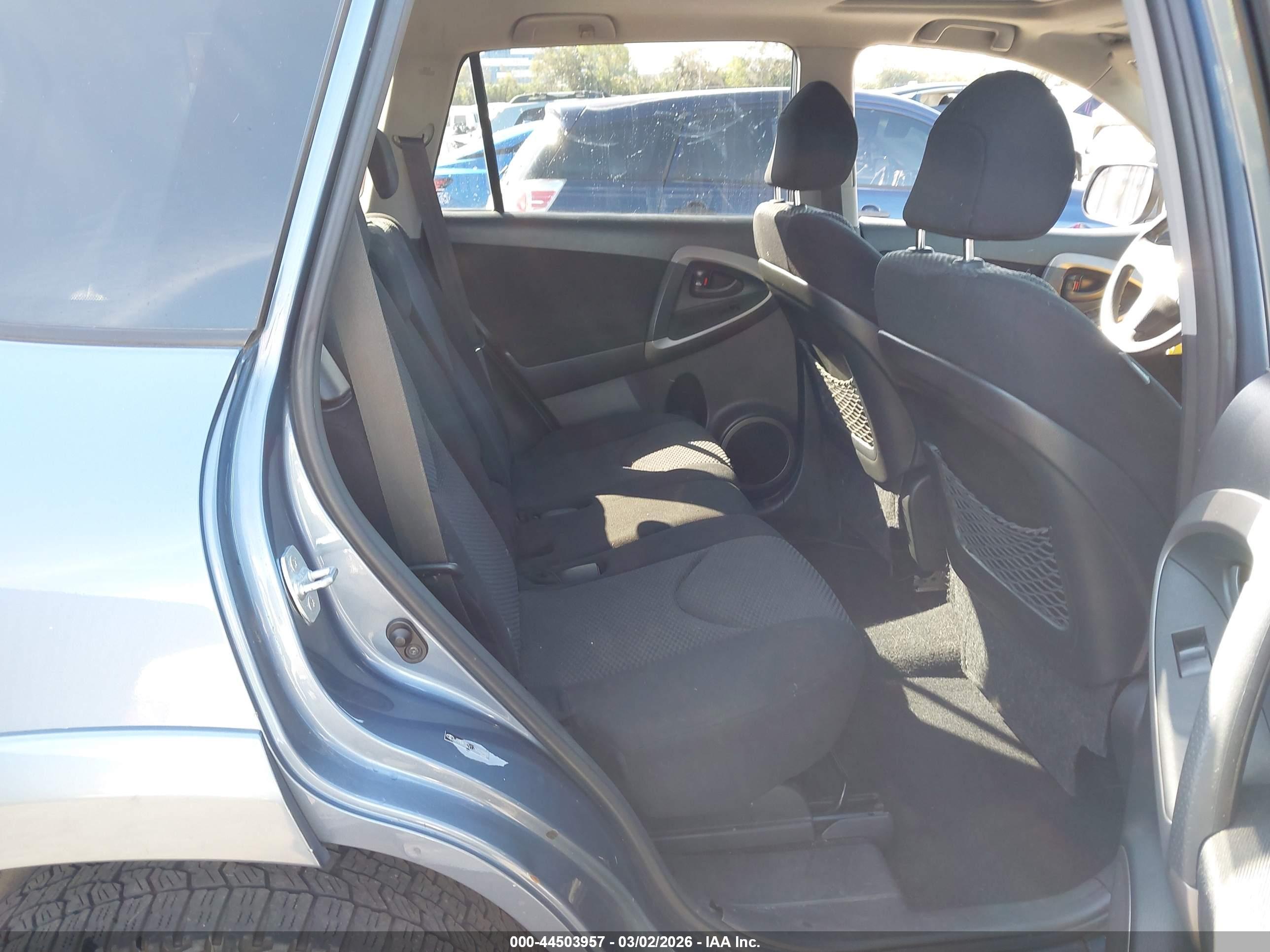 TOYOTA RAV4 image 8