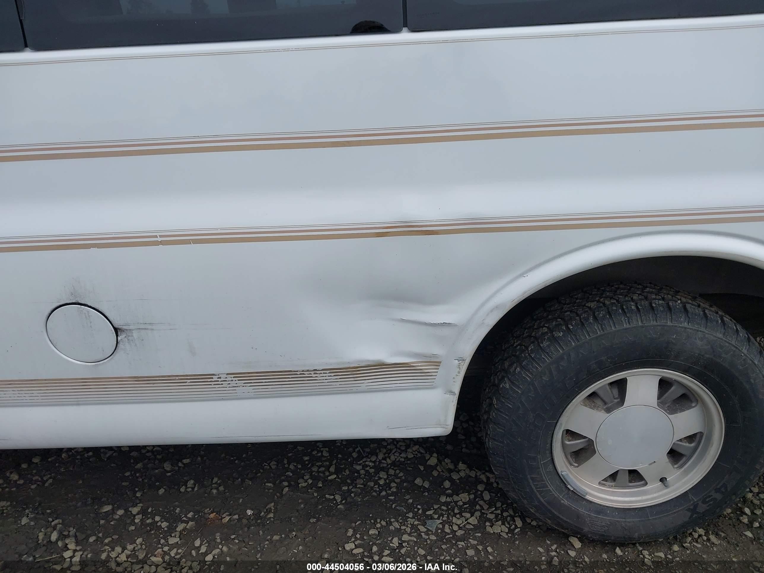 CHEVROLET EXPRESS image 6
