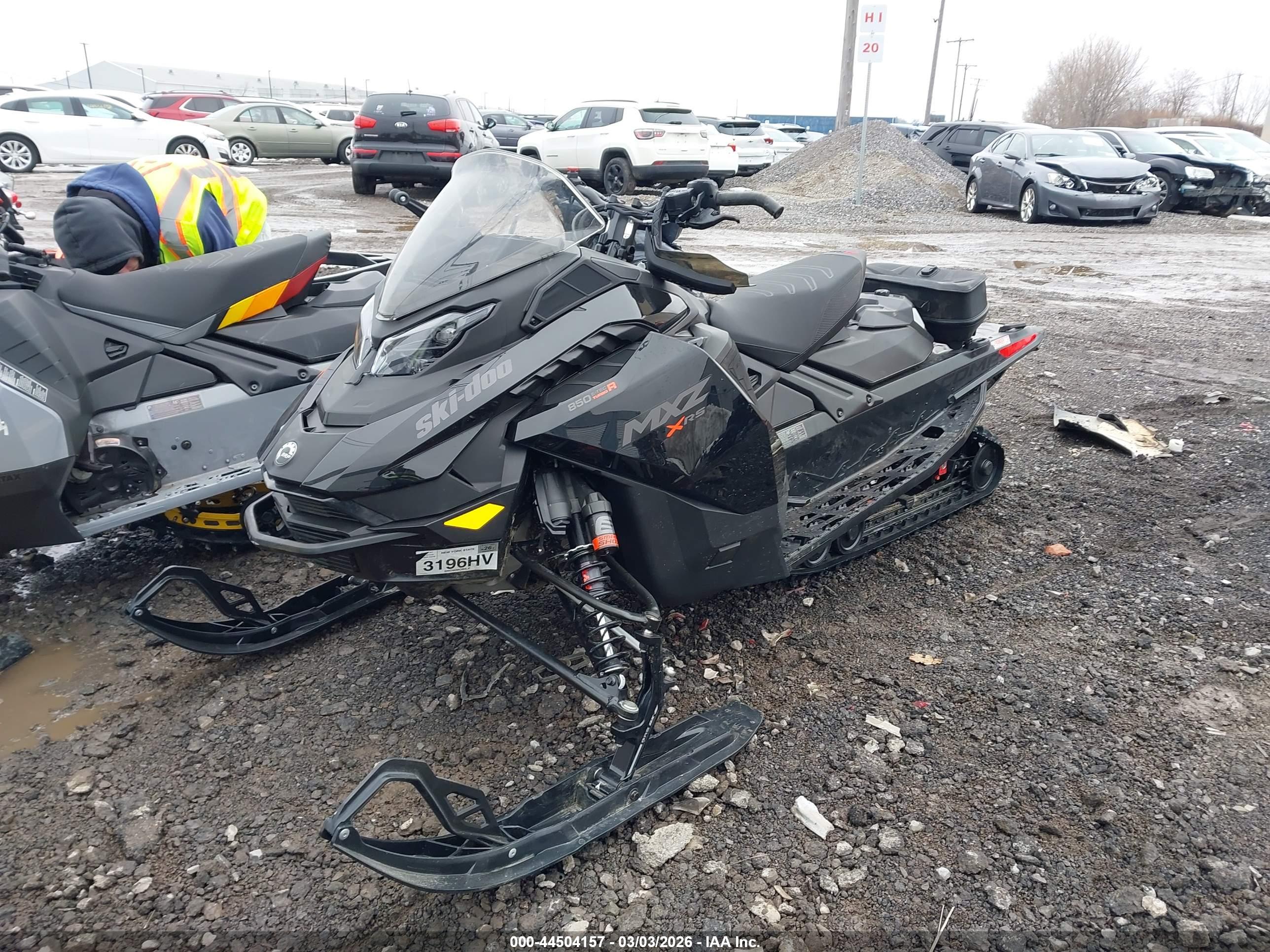 SKI-DOO MXZ image 2