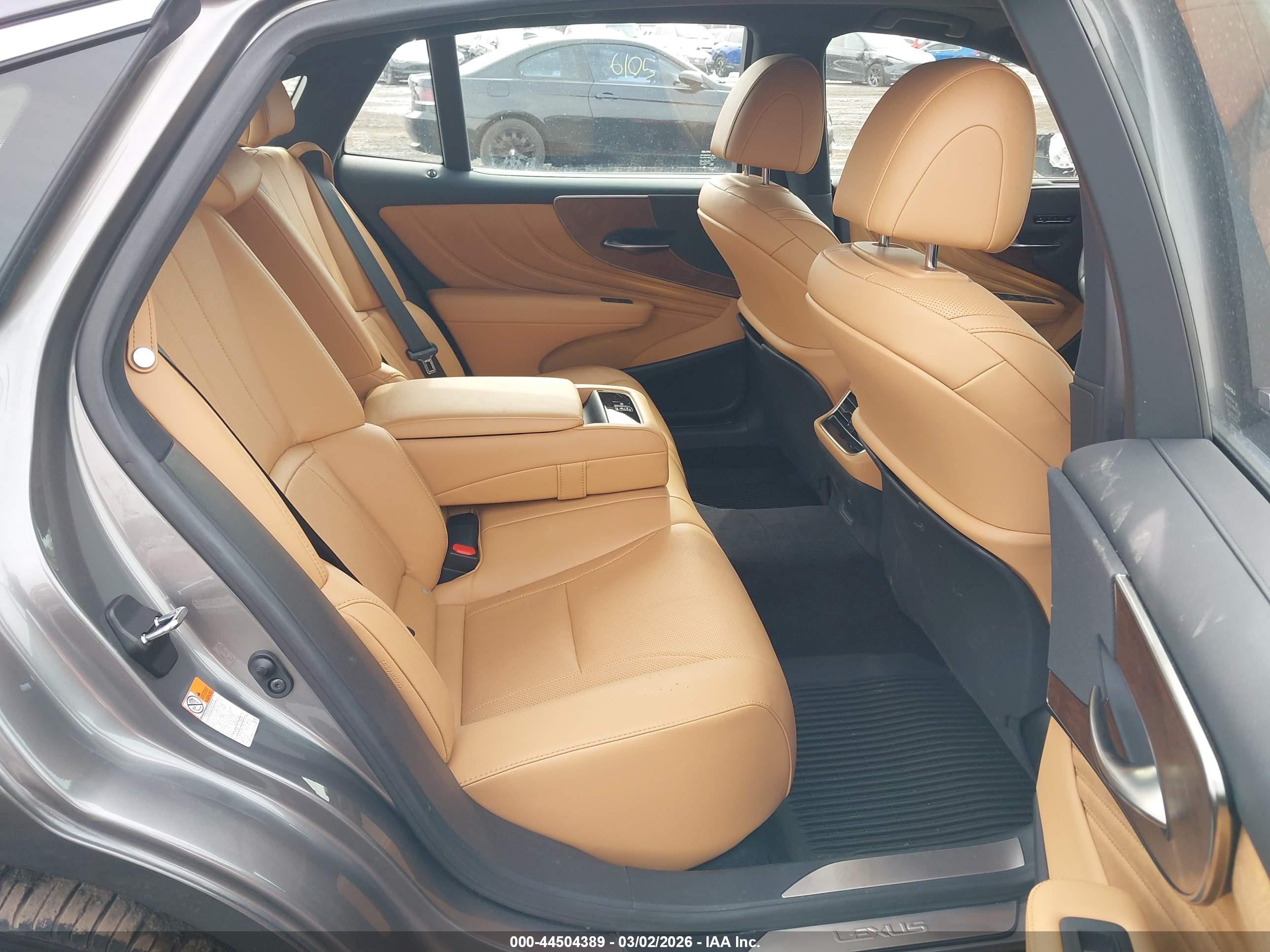 LEXUS LS image 8