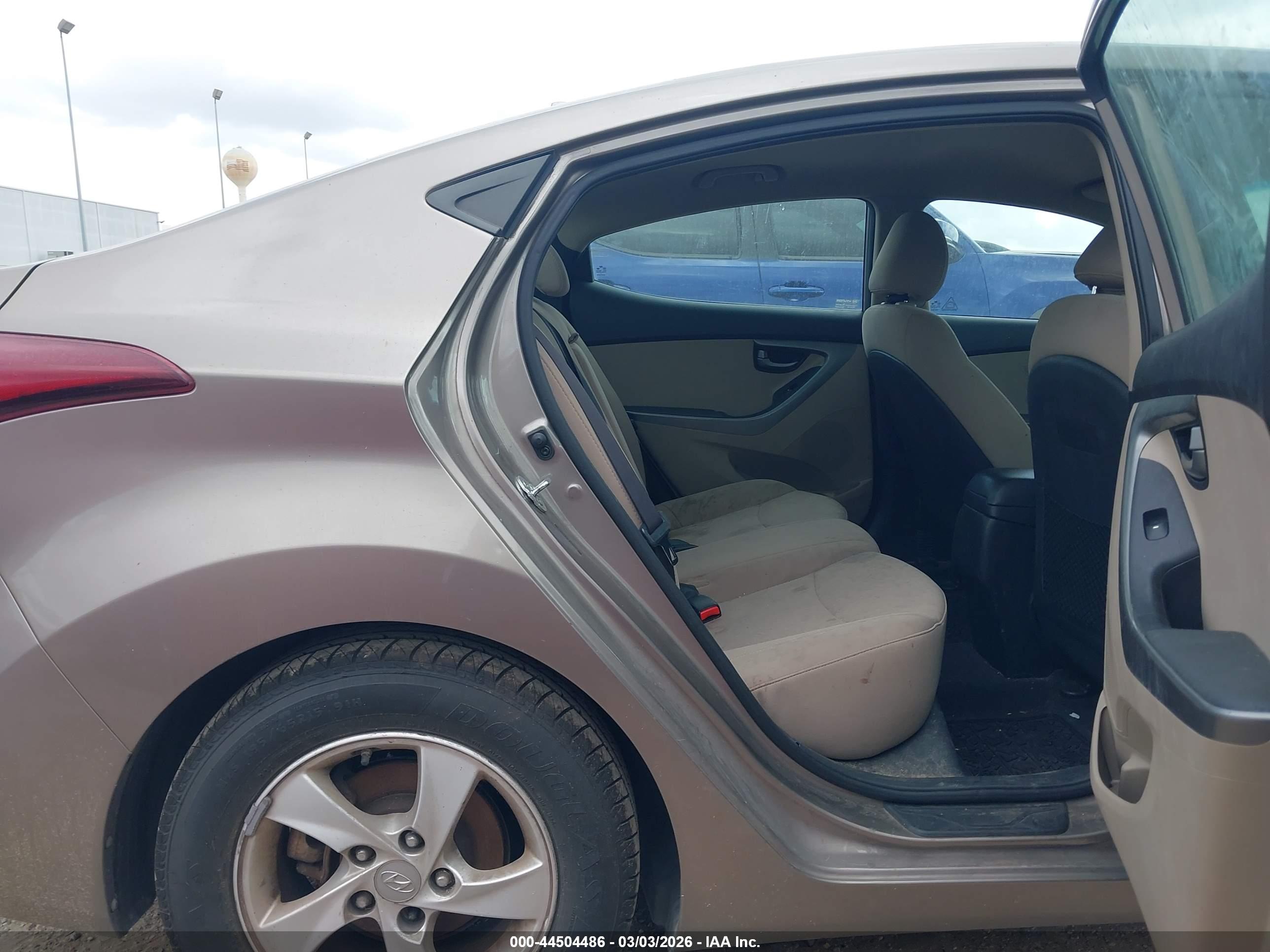 HYUNDAI ELANTRA image 8