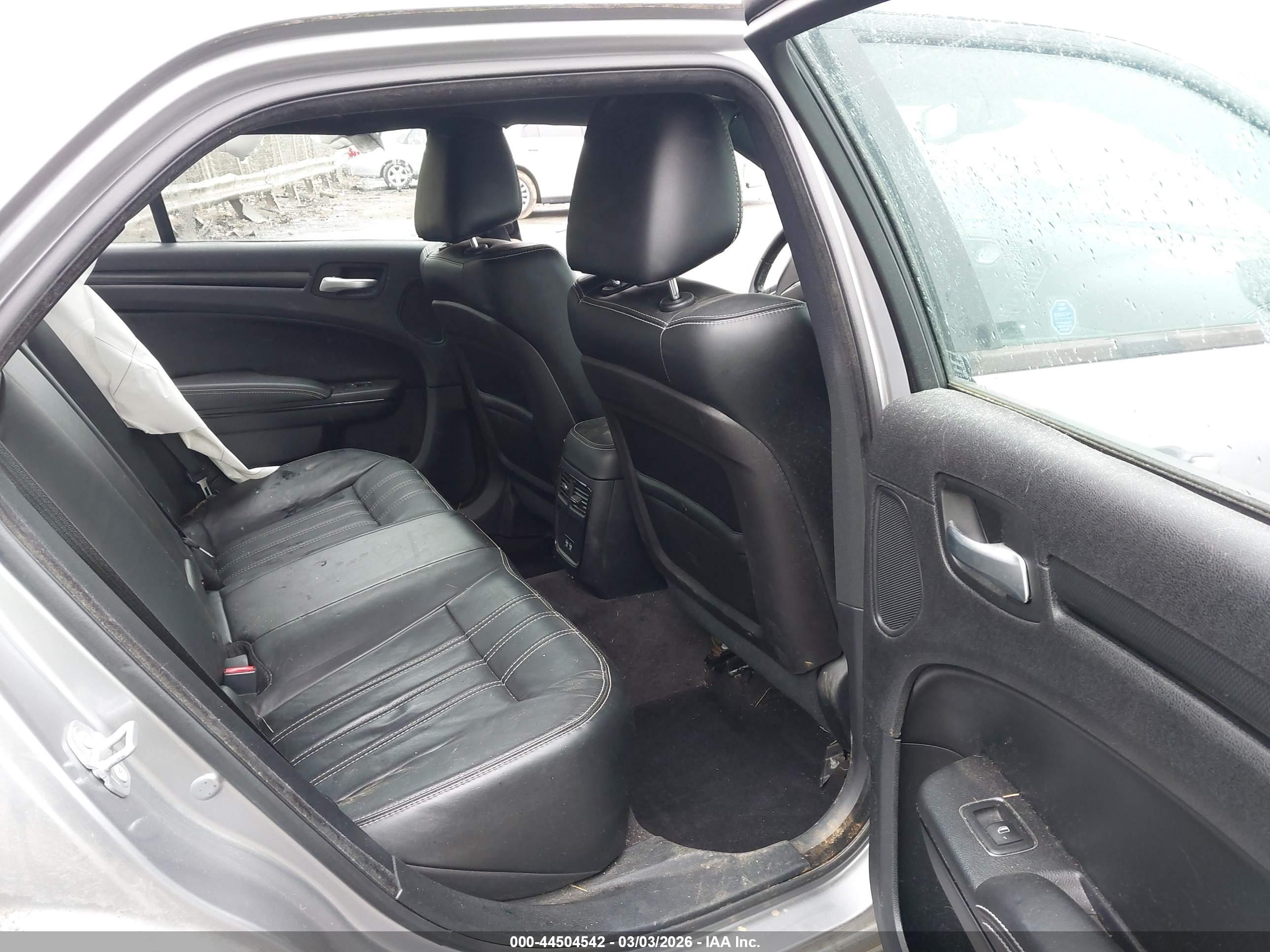 CHRYSLER 300 image 8