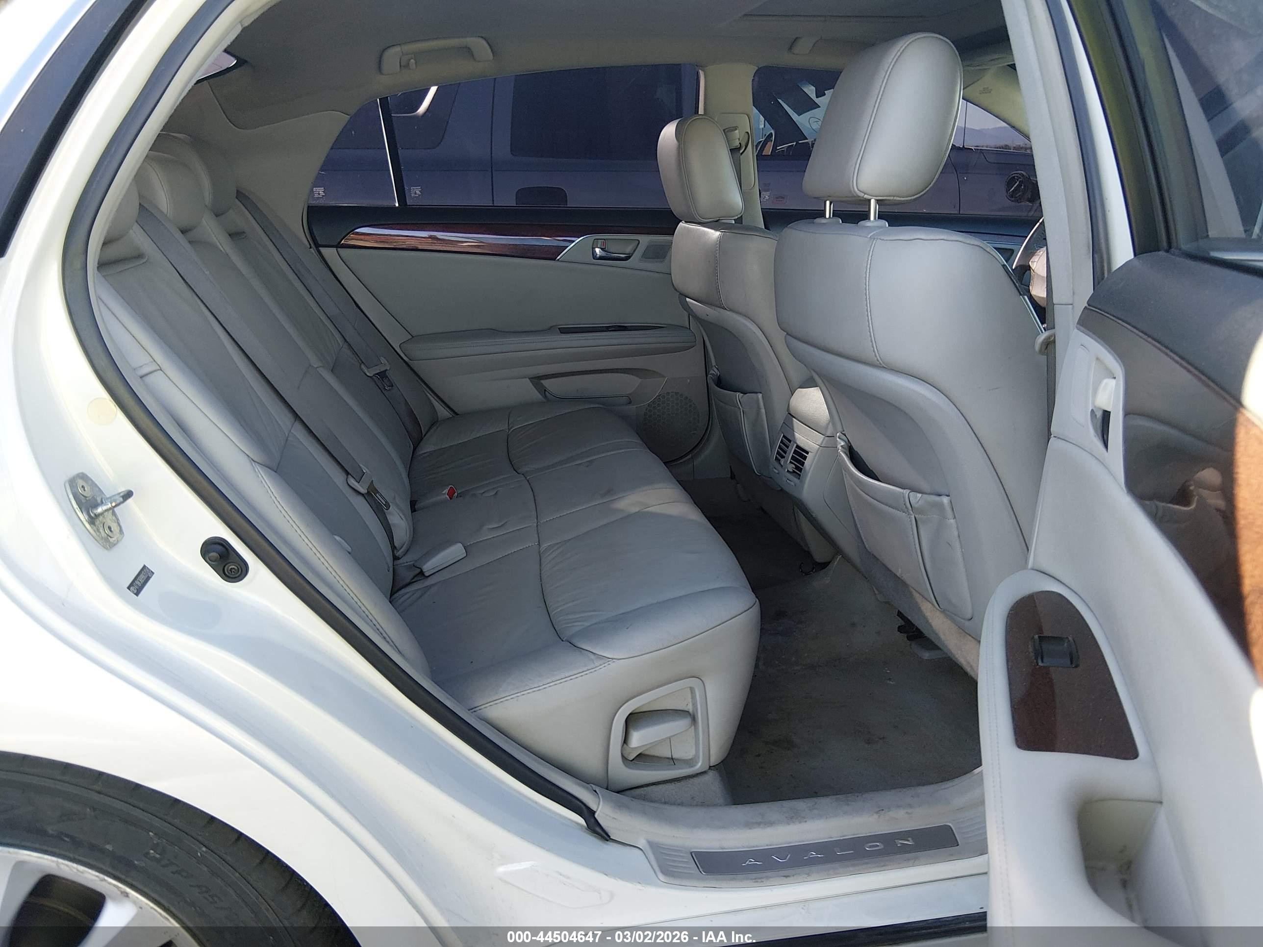 TOYOTA AVALON image 8