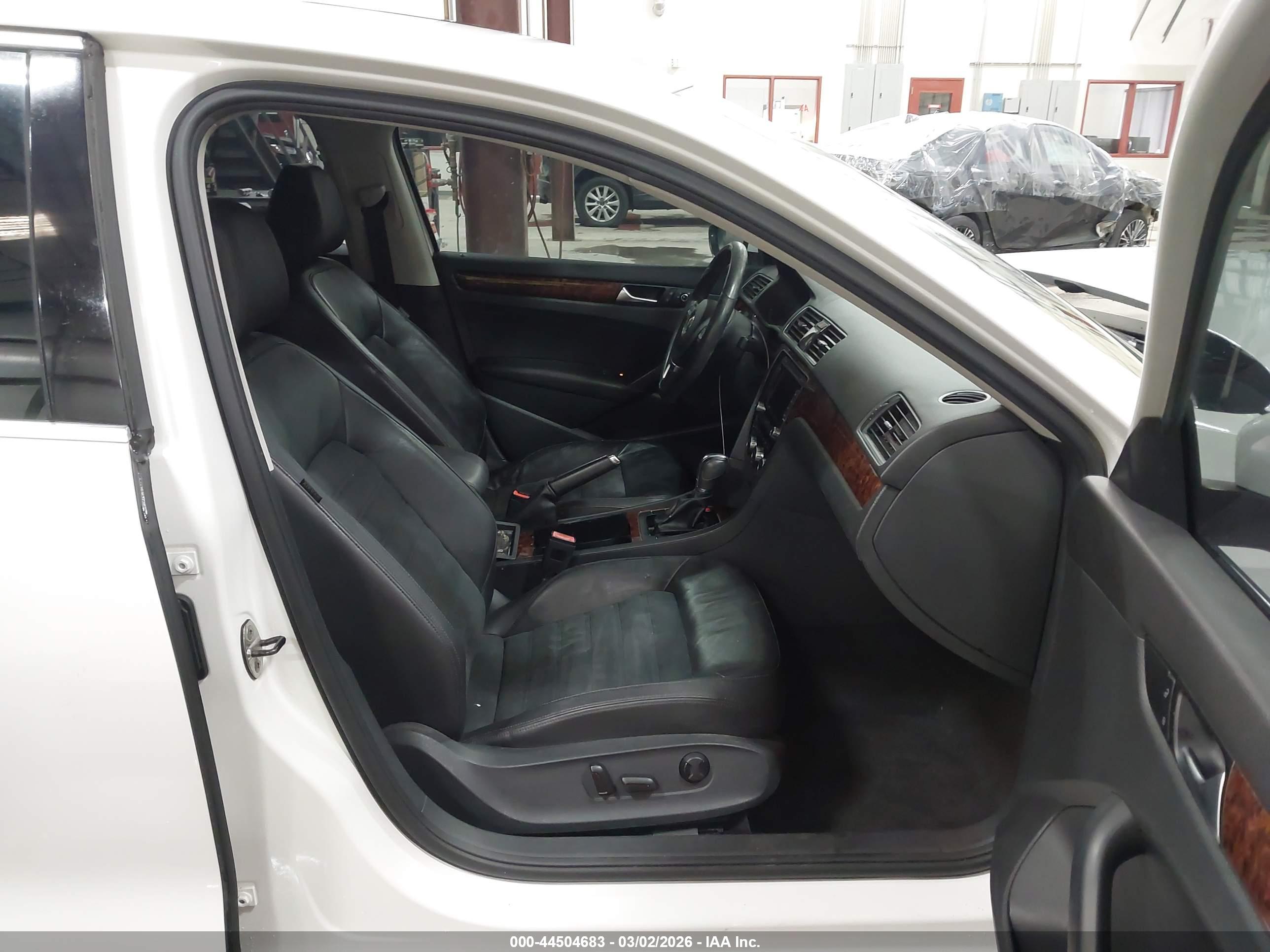 VOLKSWAGEN PASSAT image 5