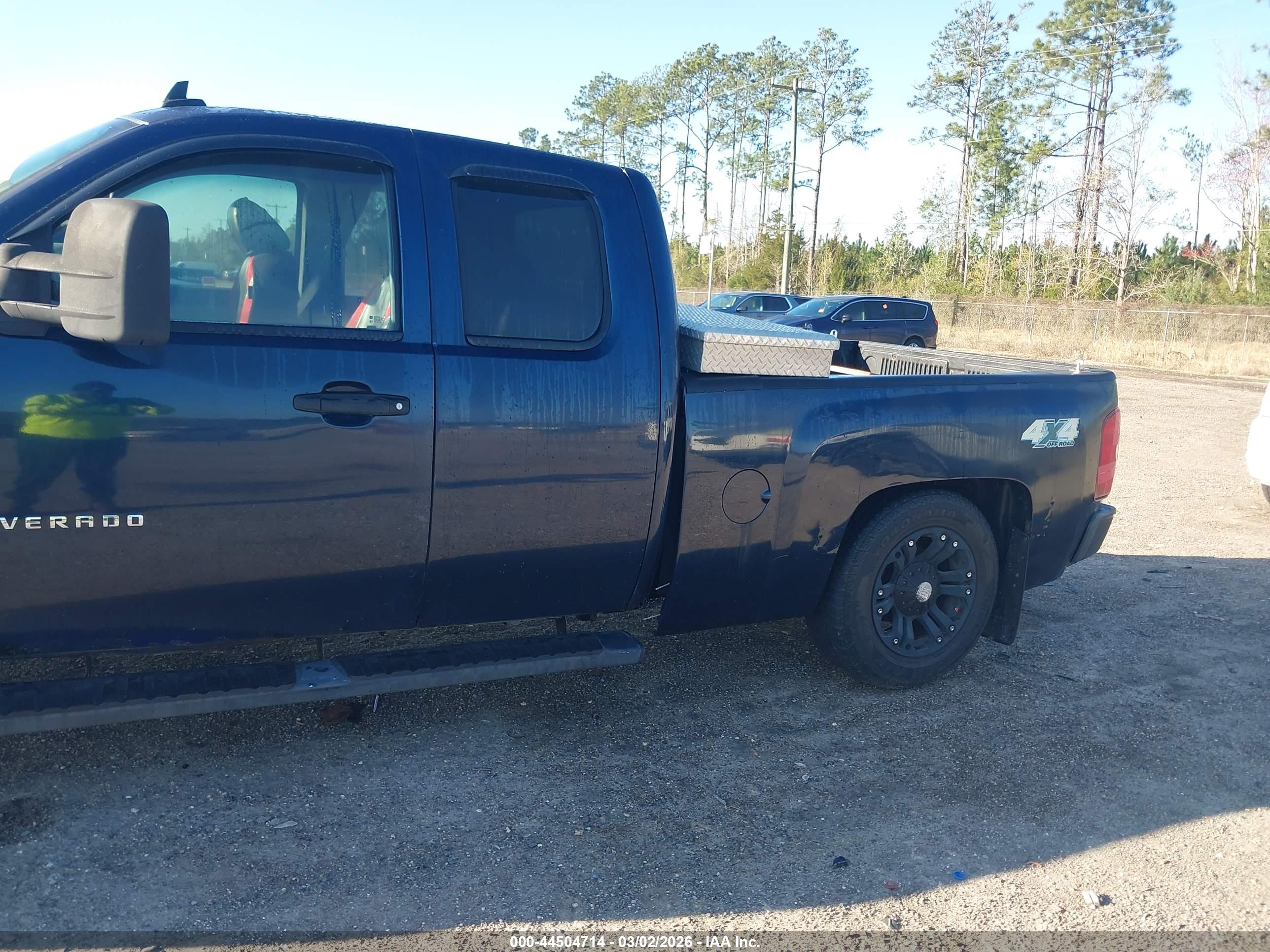 CHEVROLET SILVERADO image 6