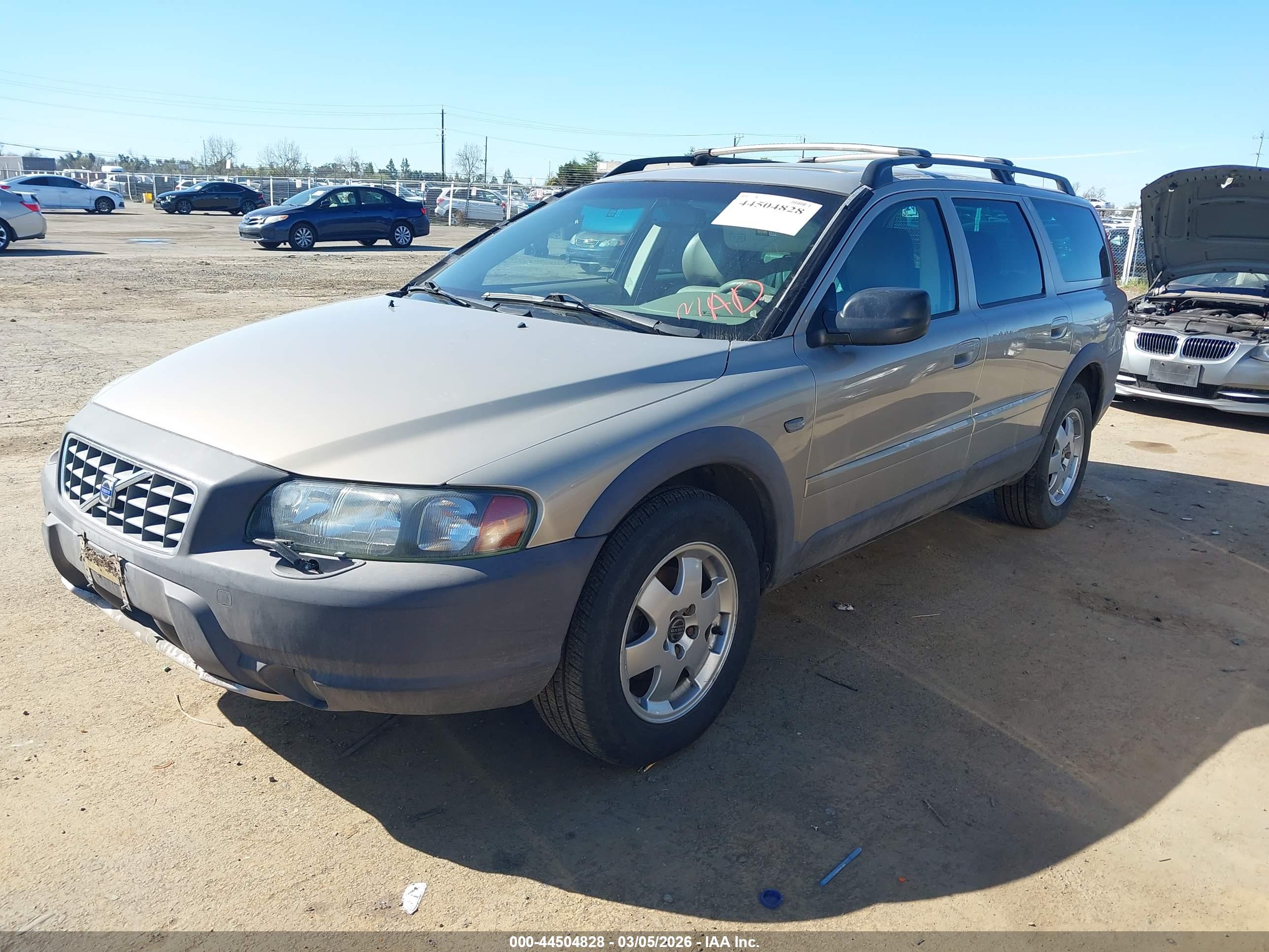 VOLVO XC70 image 2