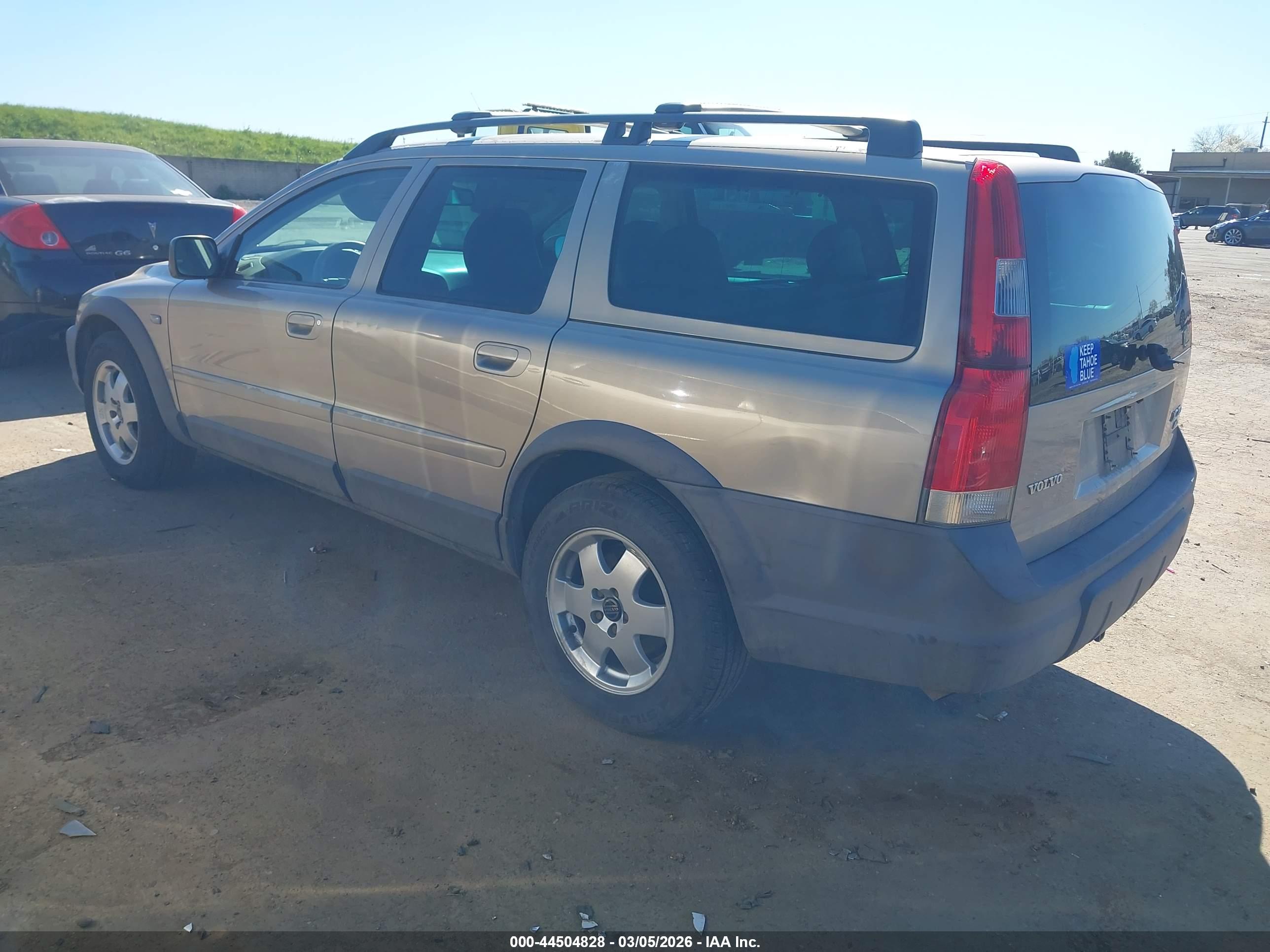 VOLVO XC70 image 3