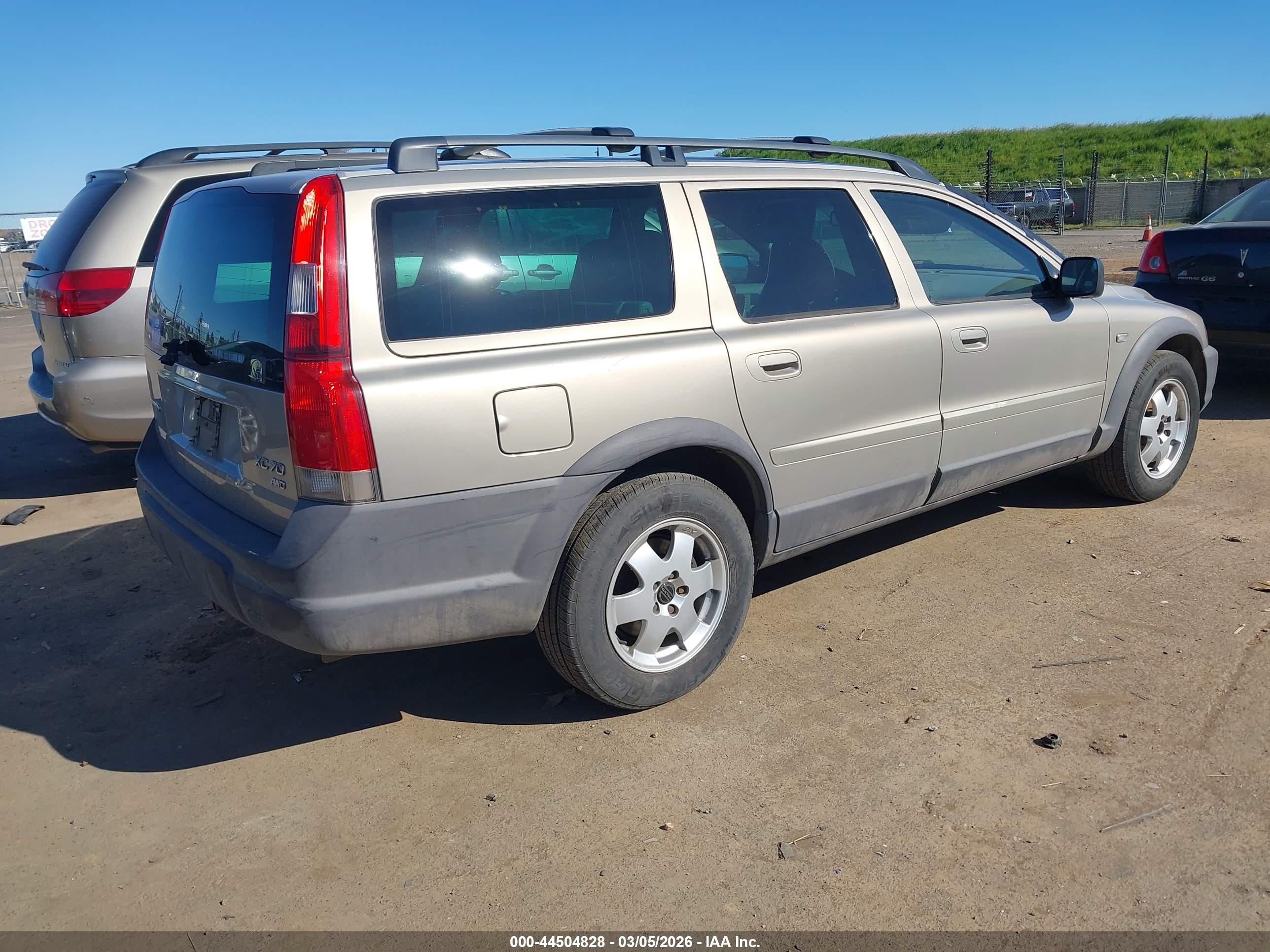 VOLVO XC70 image 4