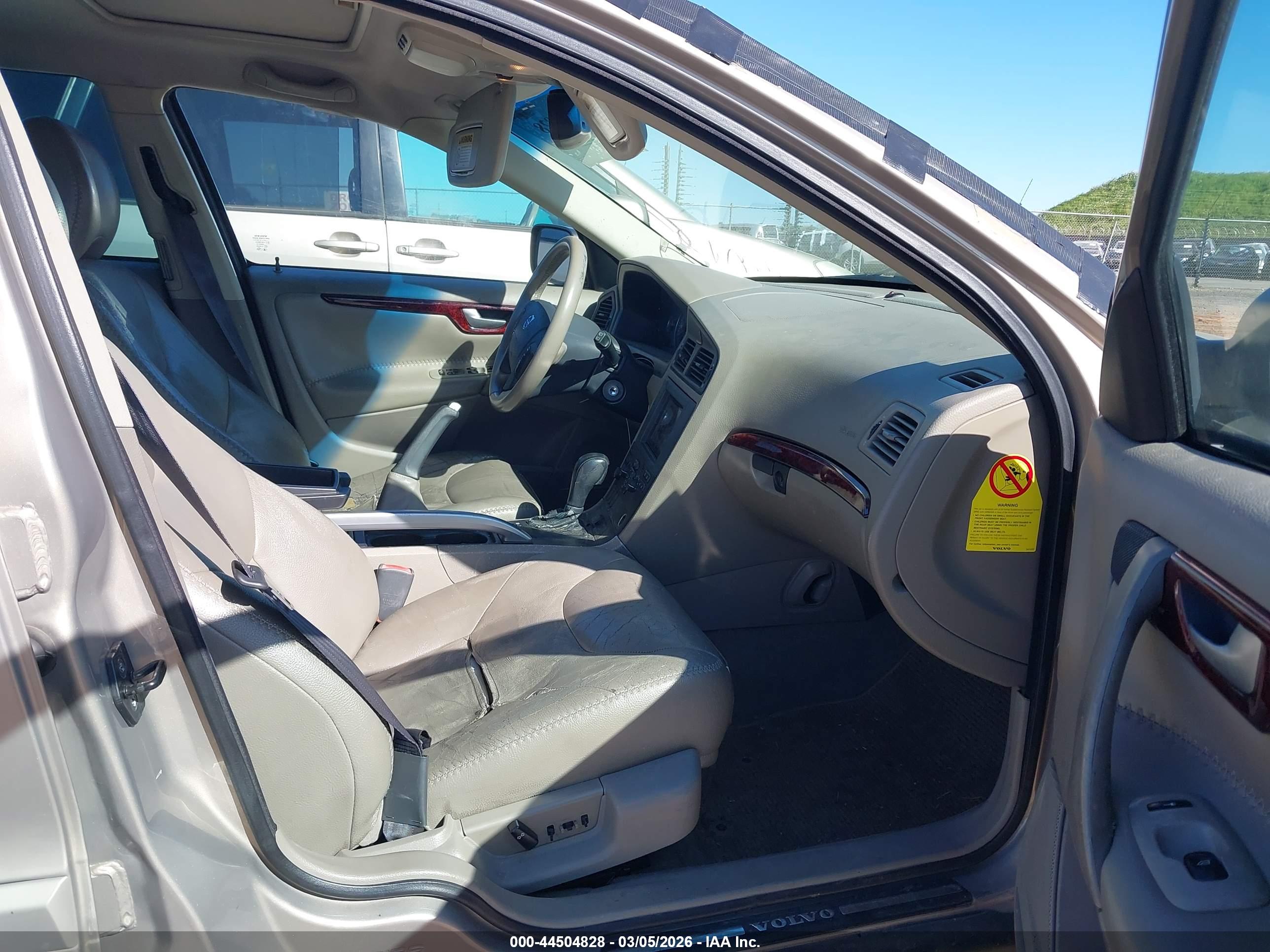VOLVO XC70 image 5
