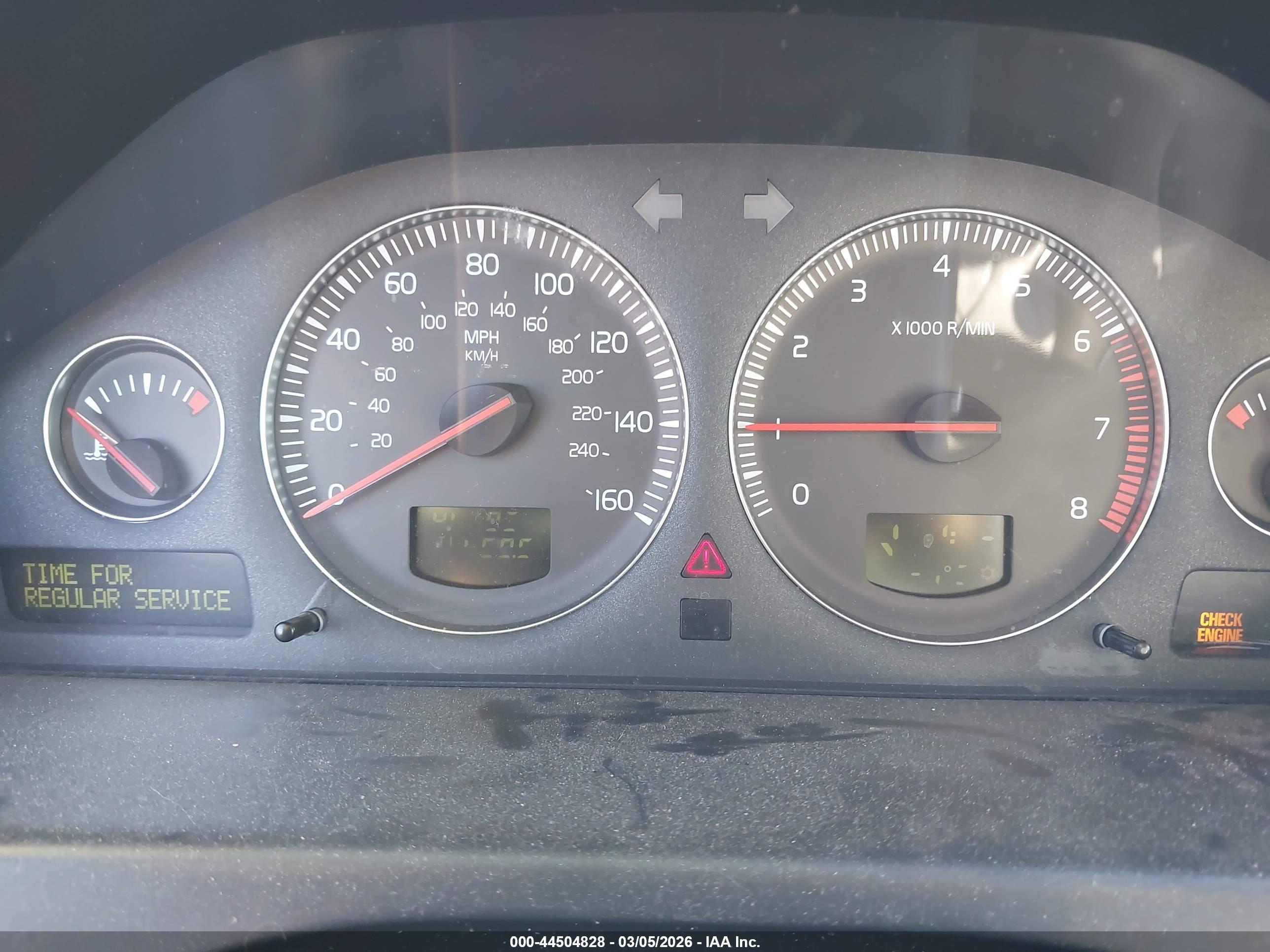 VOLVO XC70 image 7