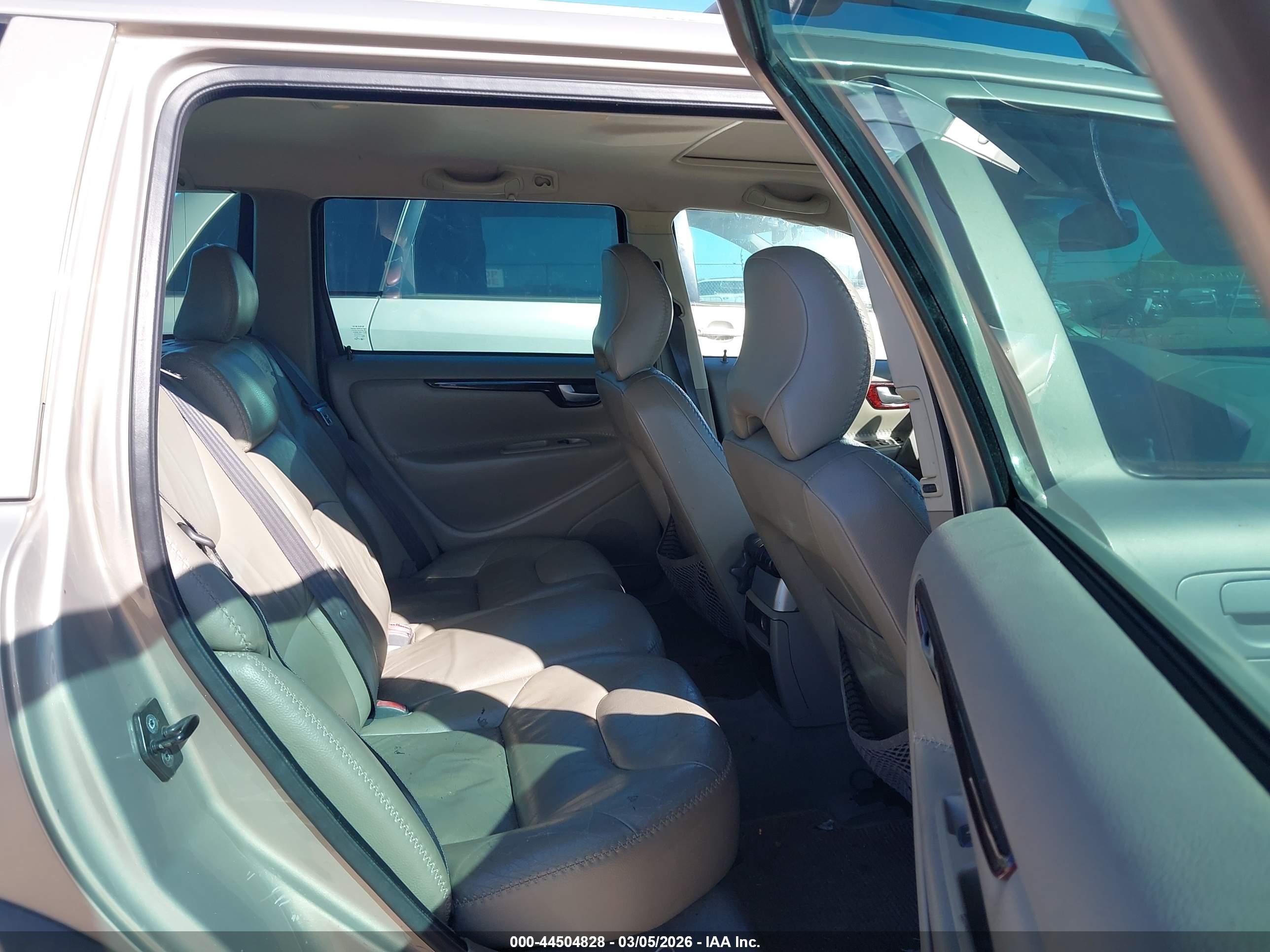 VOLVO XC70 image 8