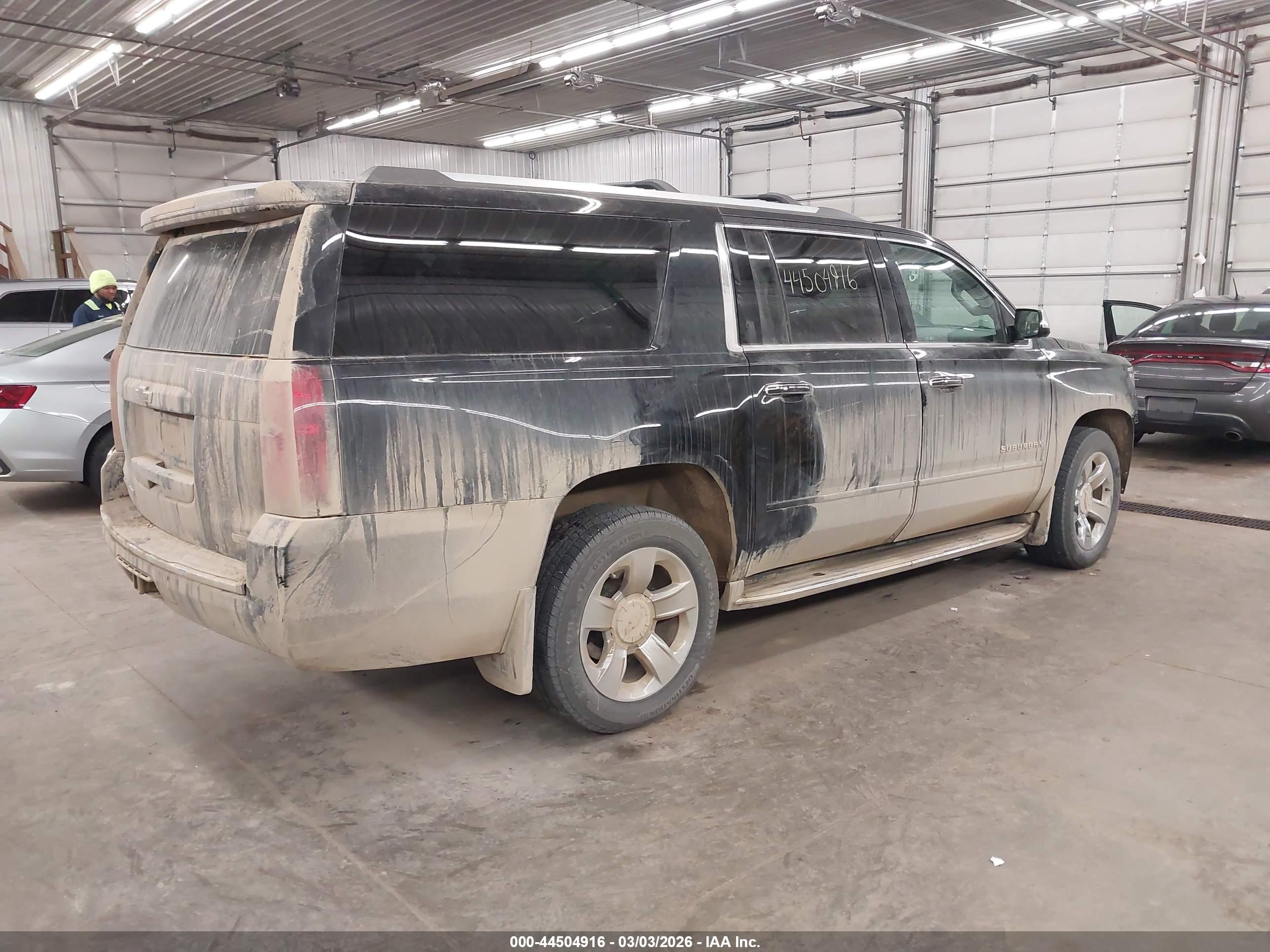 CHEVROLET SUBURBAN image 4