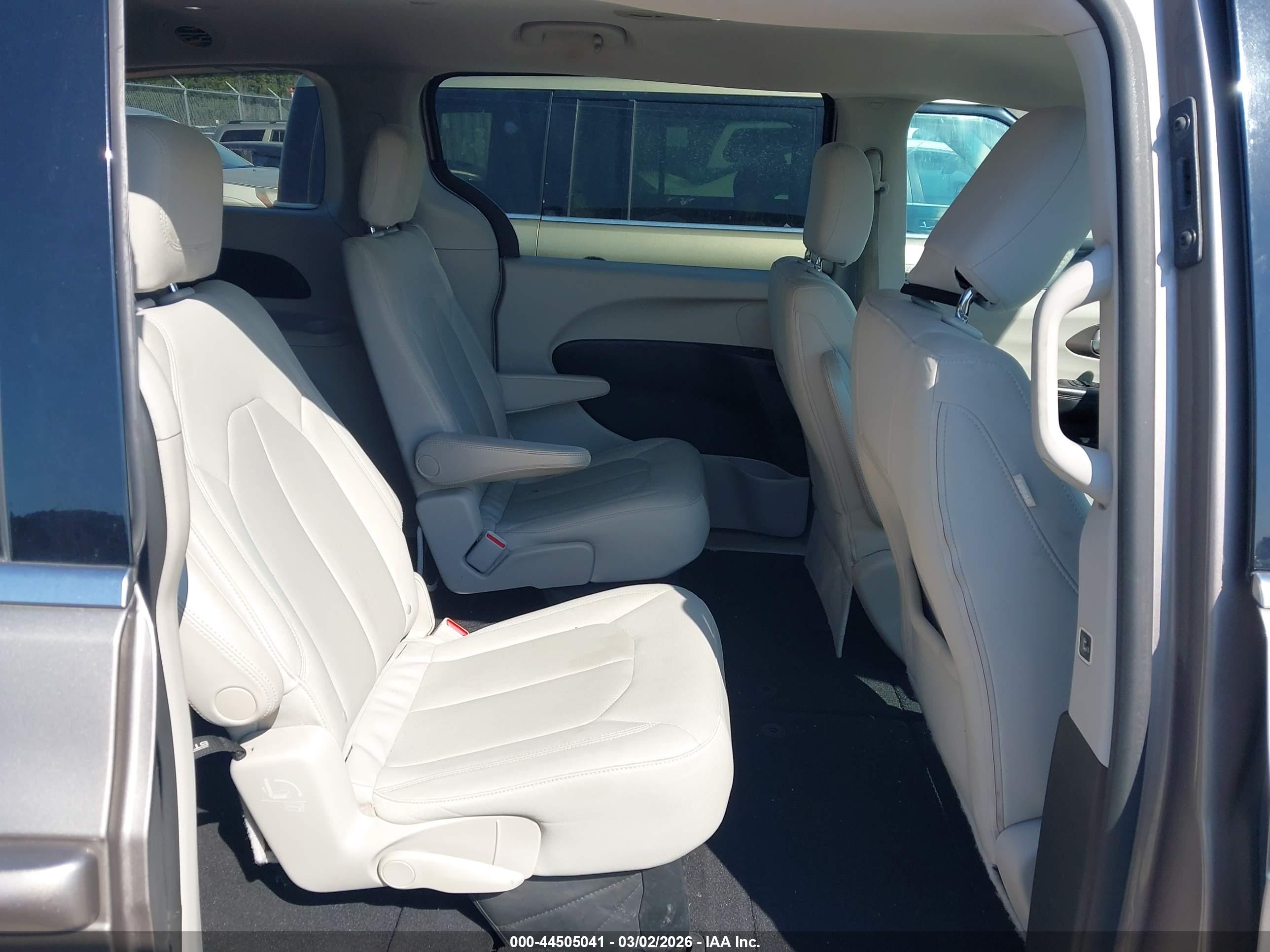 CHRYSLER PACIFICA image 8