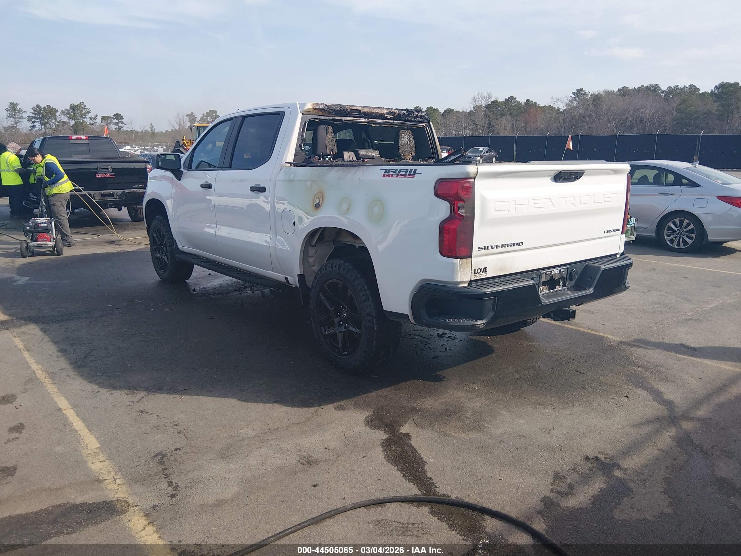 CHEVROLET SILVERADO image 3