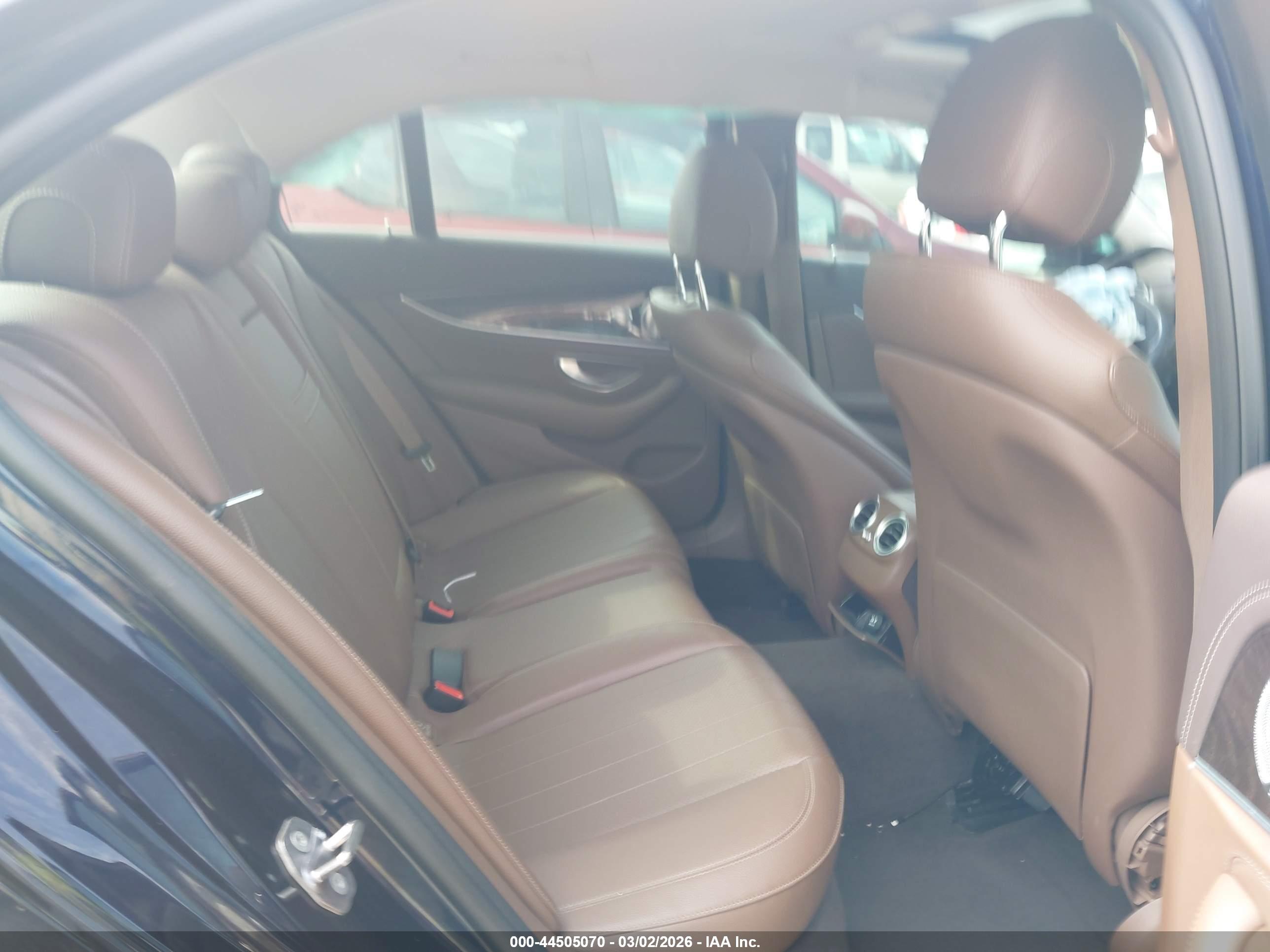 MERCEDES-BENZ E image 8