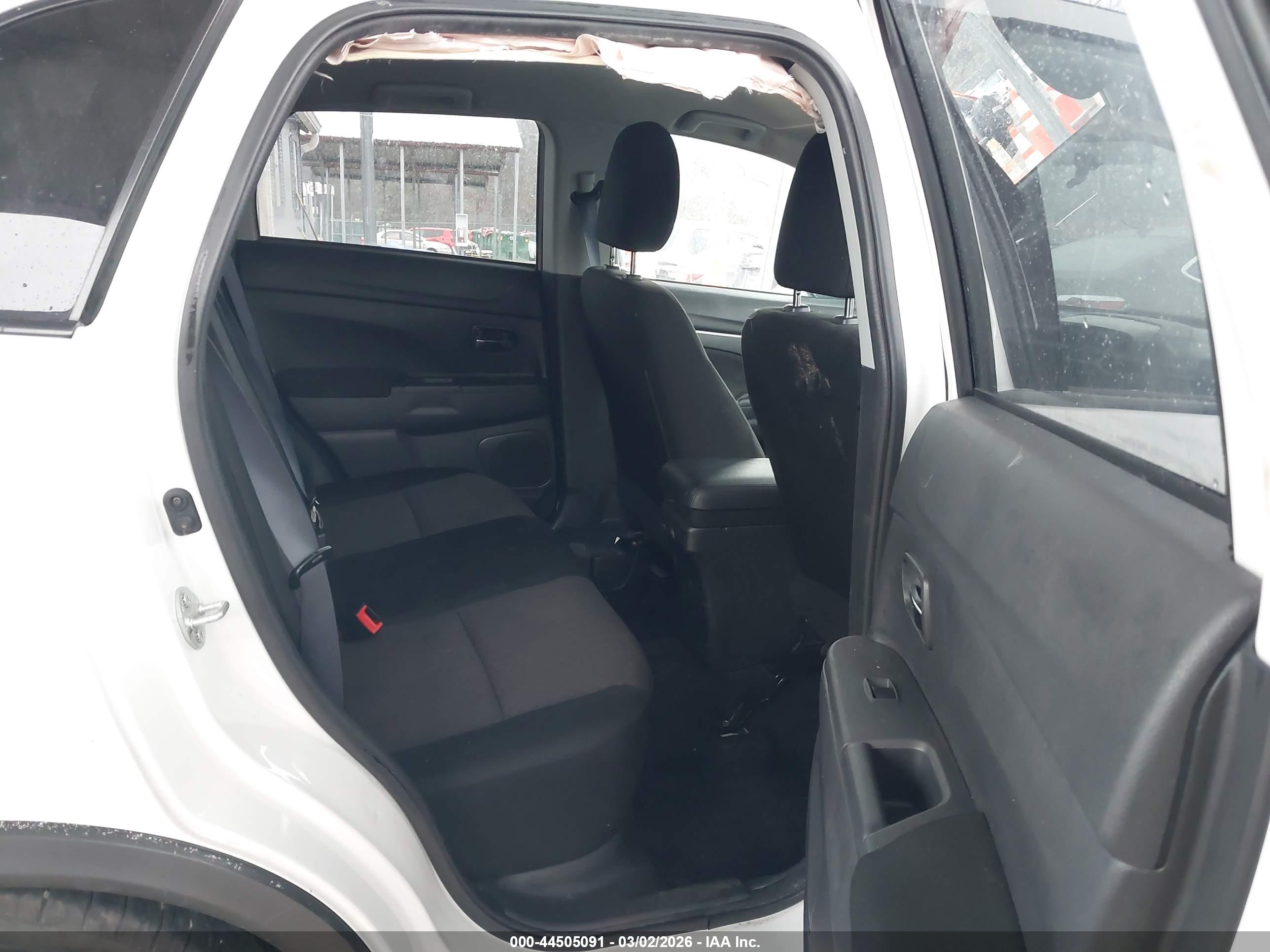 MITSUBISHI OUTLANDER image 8