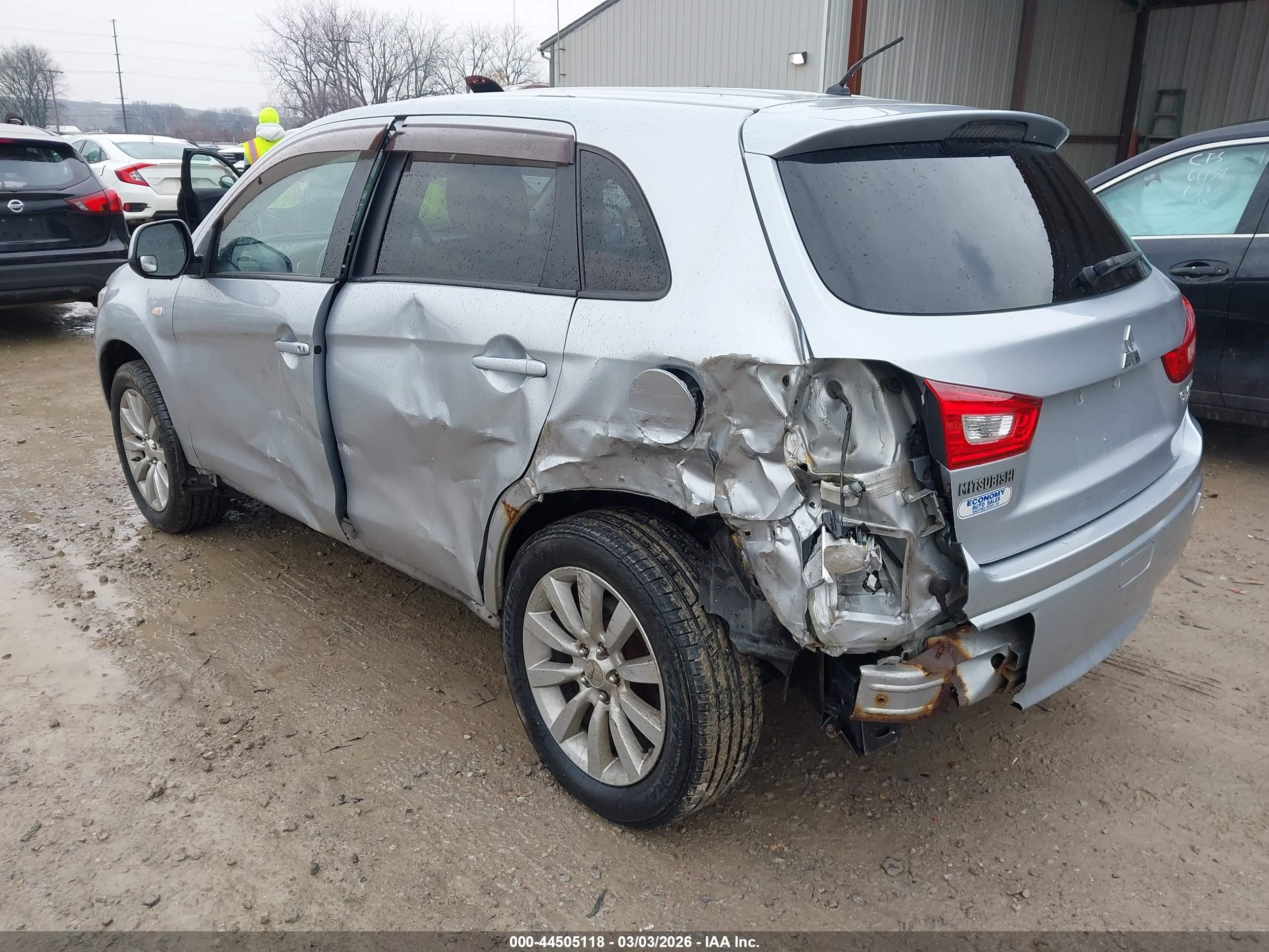 MITSUBISHI OUTLANDER image 3