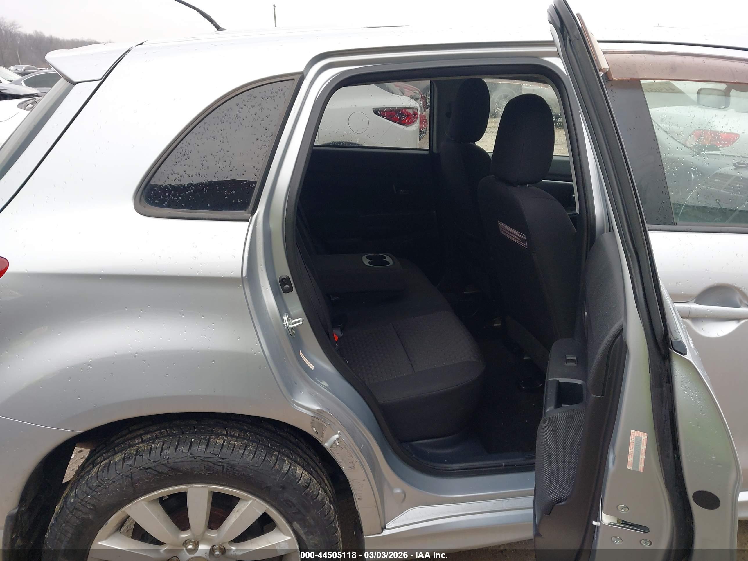 MITSUBISHI OUTLANDER image 8