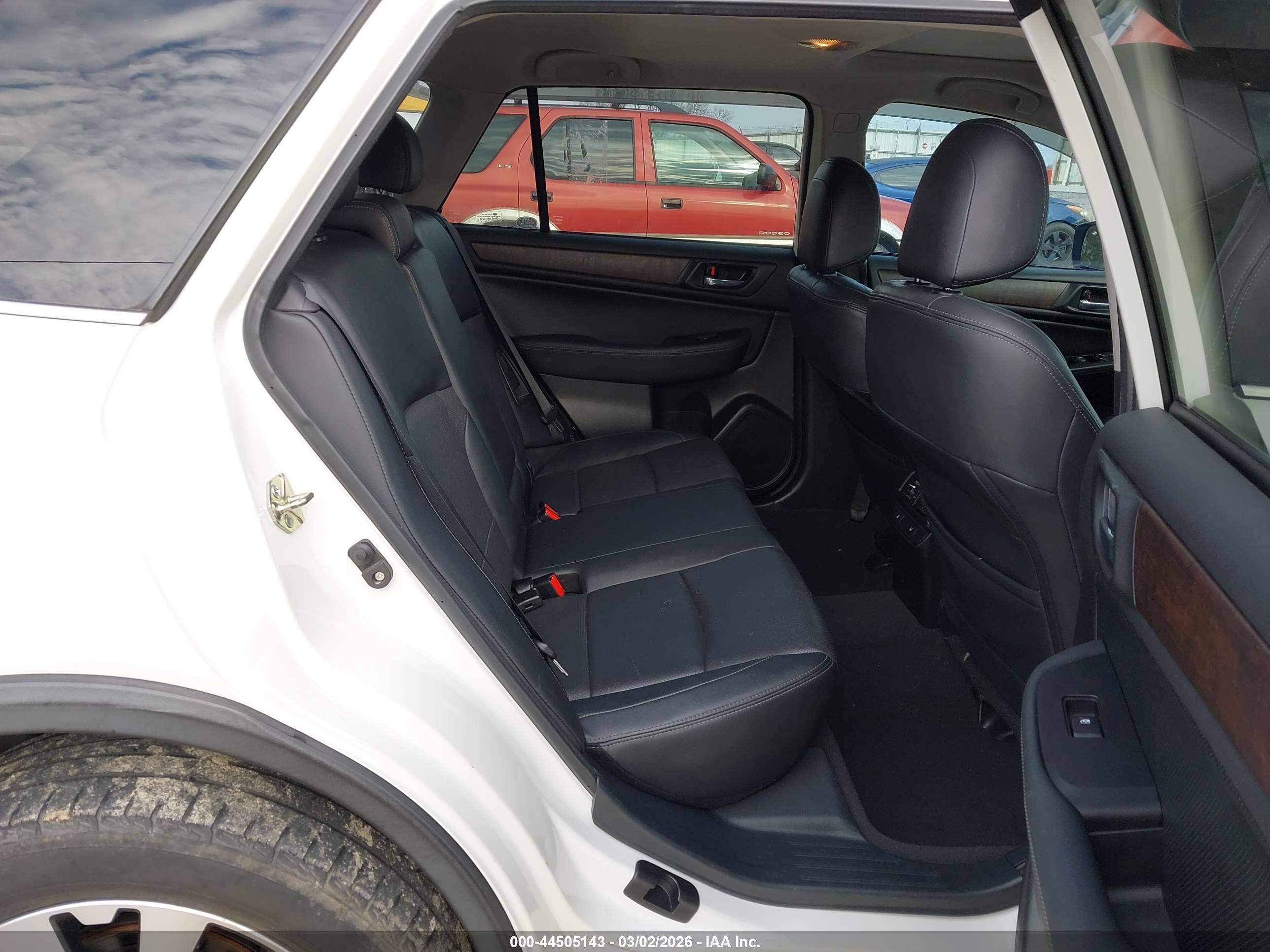 SUBARU OUTBACK image 8