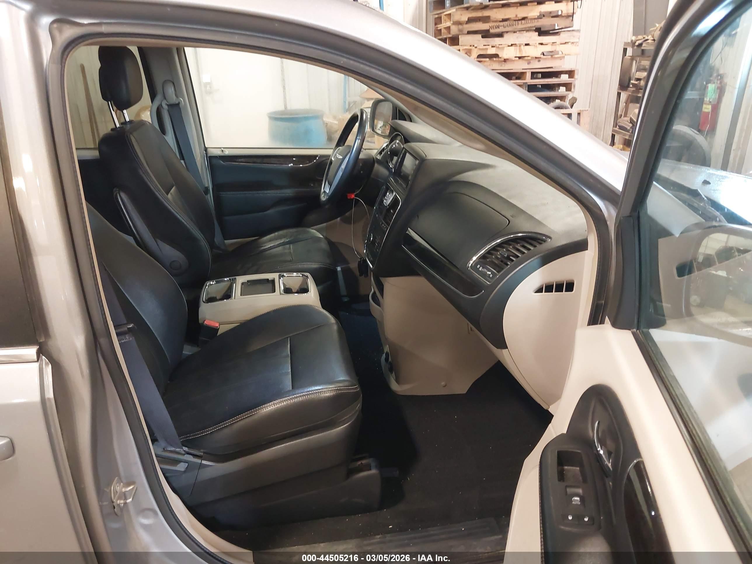 CHRYSLER TOWN image 5
