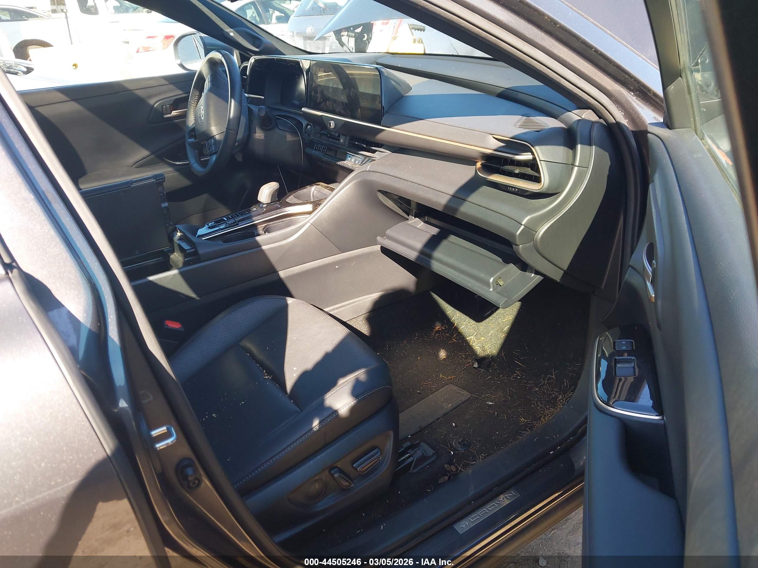 TOYOTA CROWN image 5