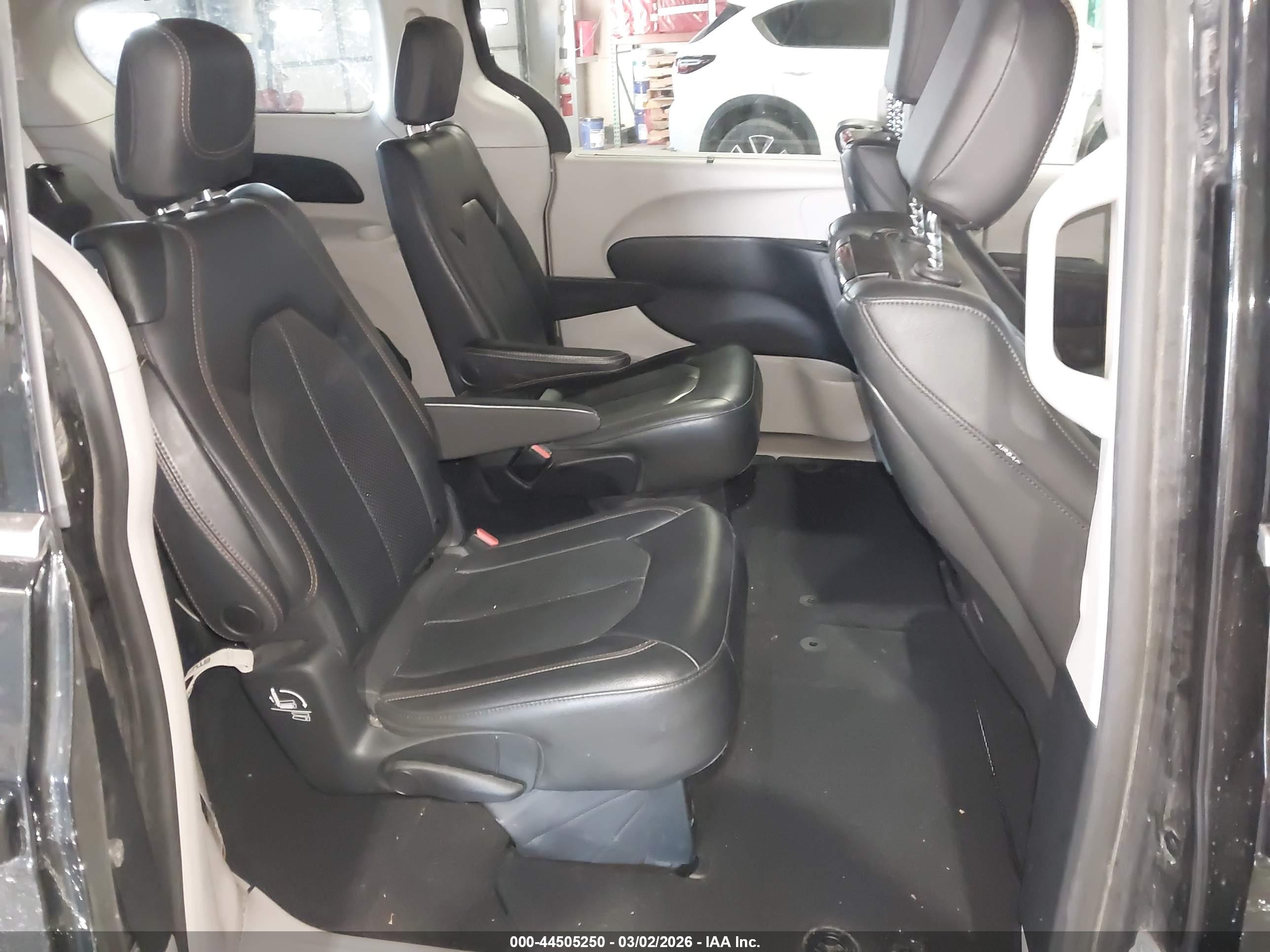 CHRYSLER PACIFICA image 8