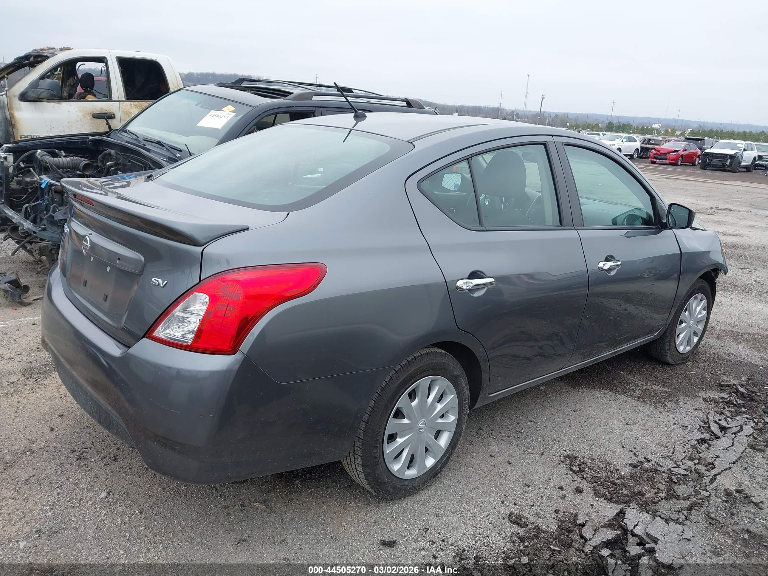 NISSAN VERSA image 4