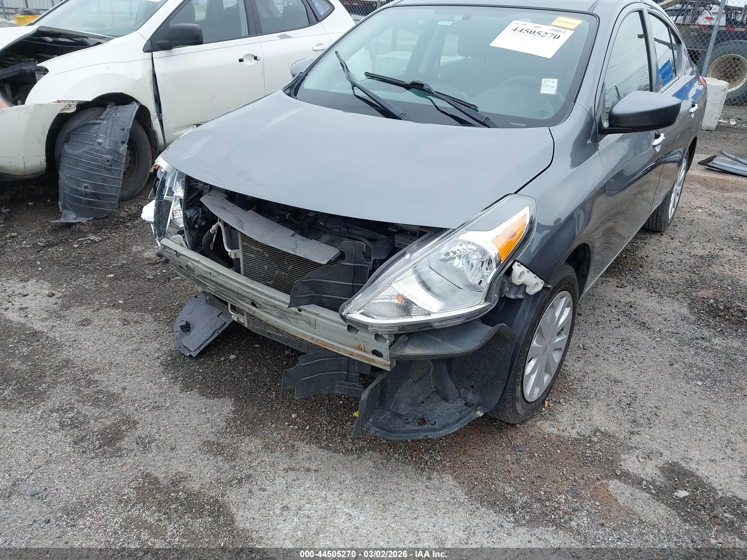 NISSAN VERSA image 6