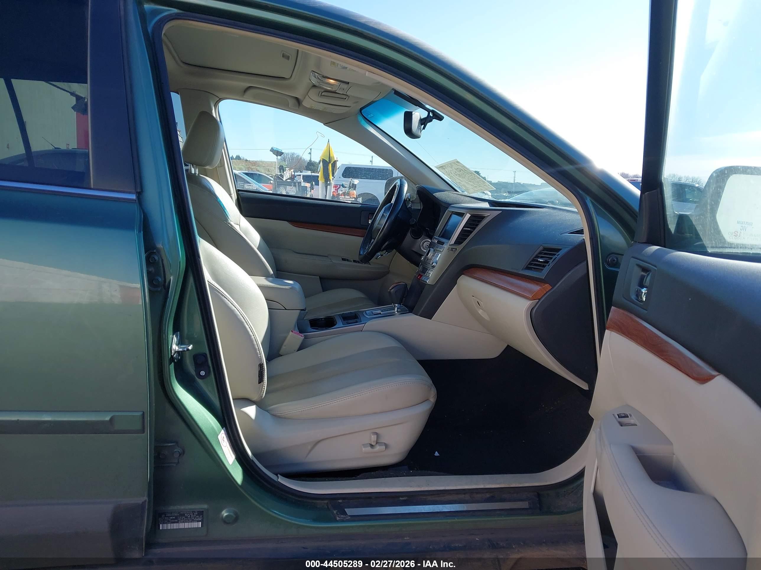 SUBARU OUTBACK image 5