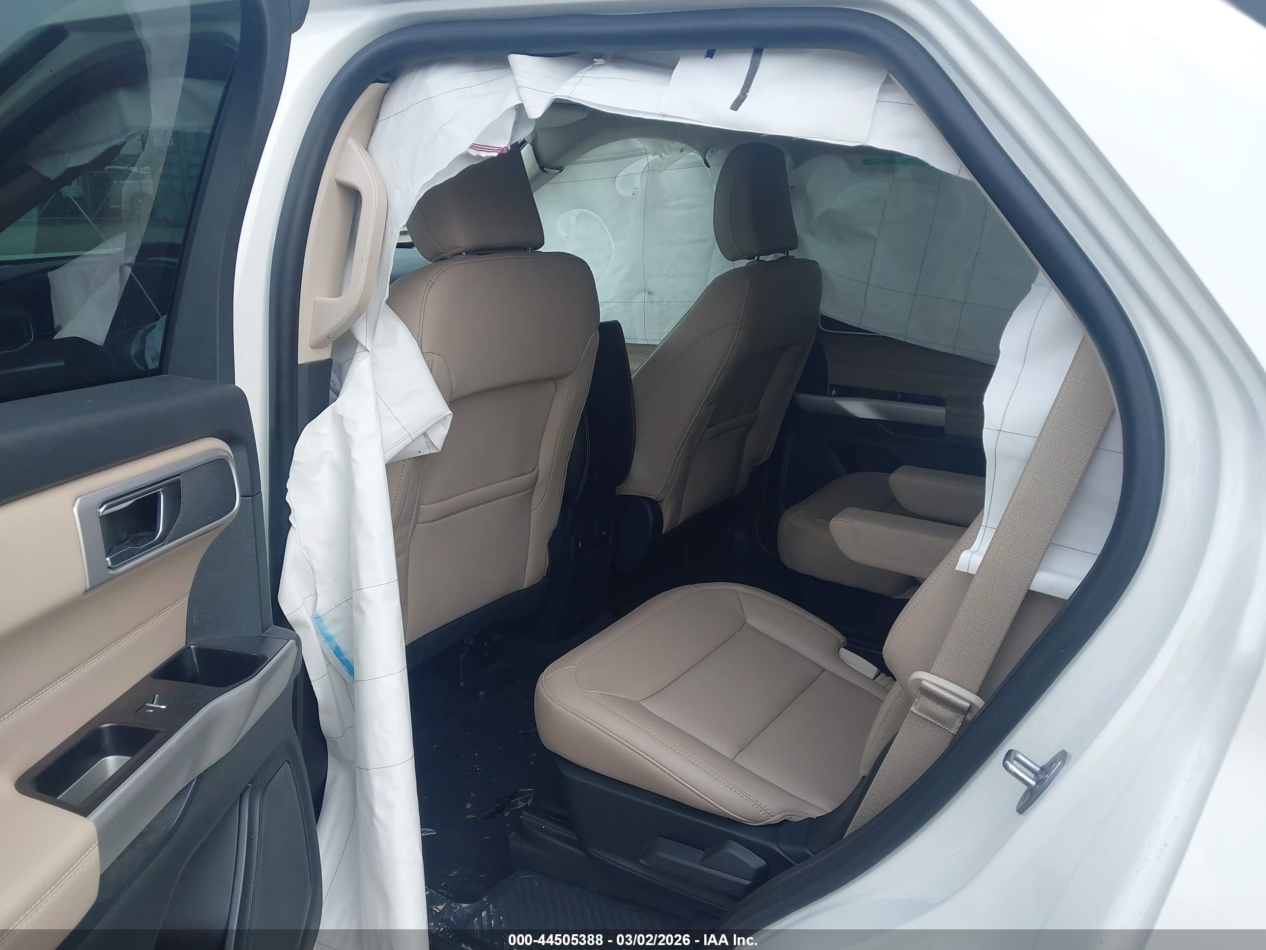 FORD EXPLORER image 8