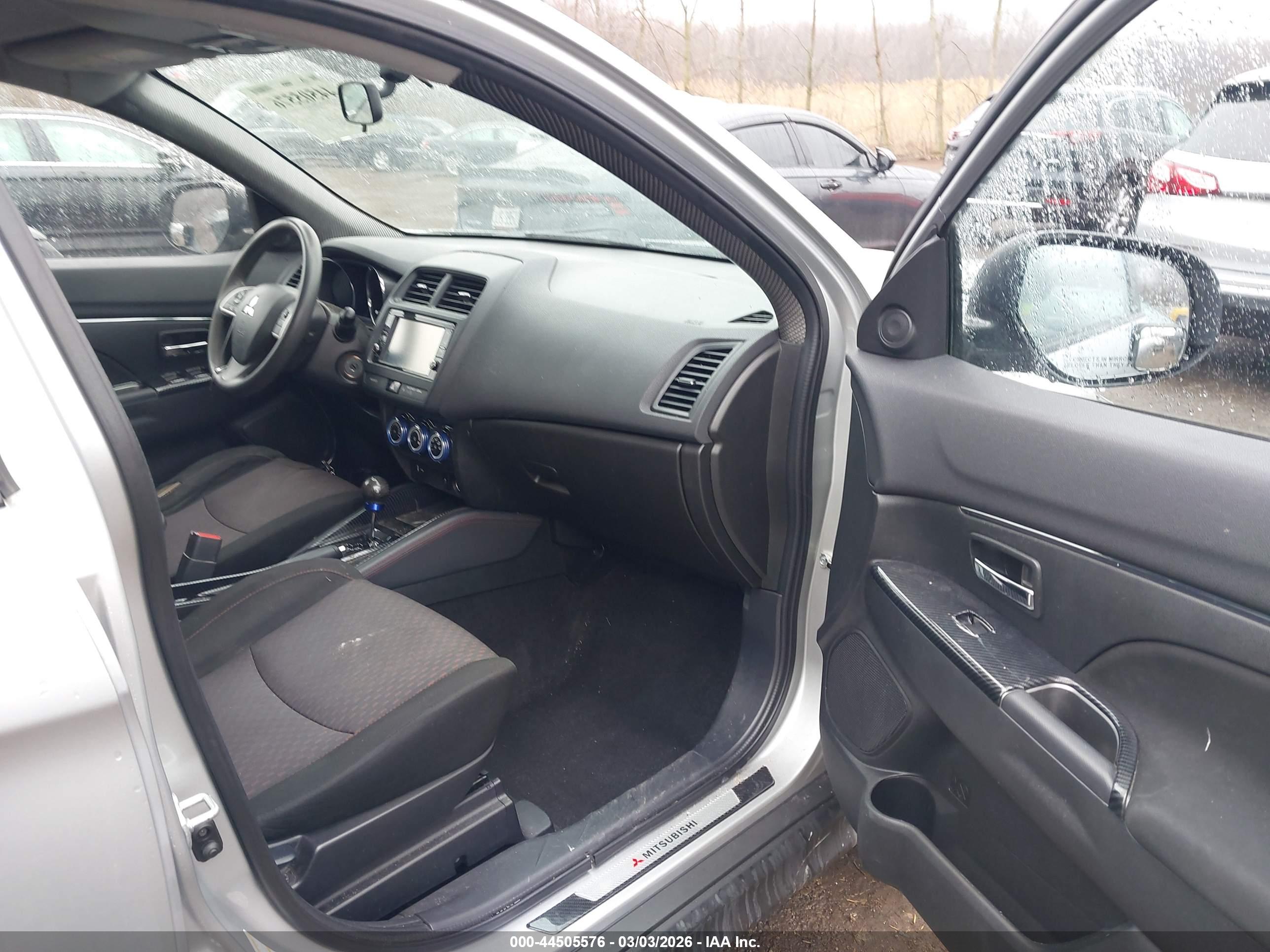 MITSUBISHI OUTLANDER image 5