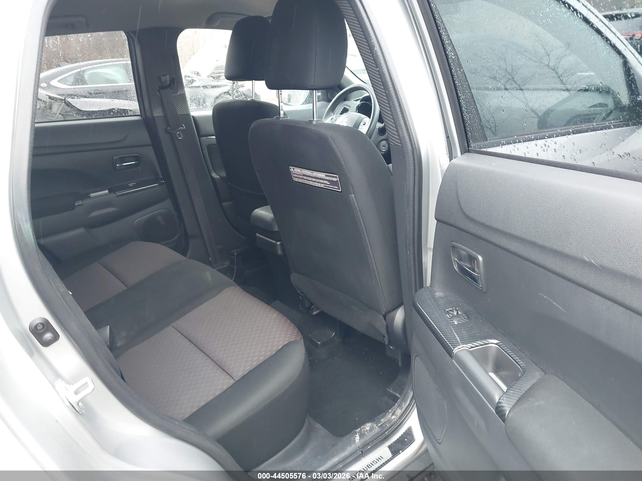 MITSUBISHI OUTLANDER image 8