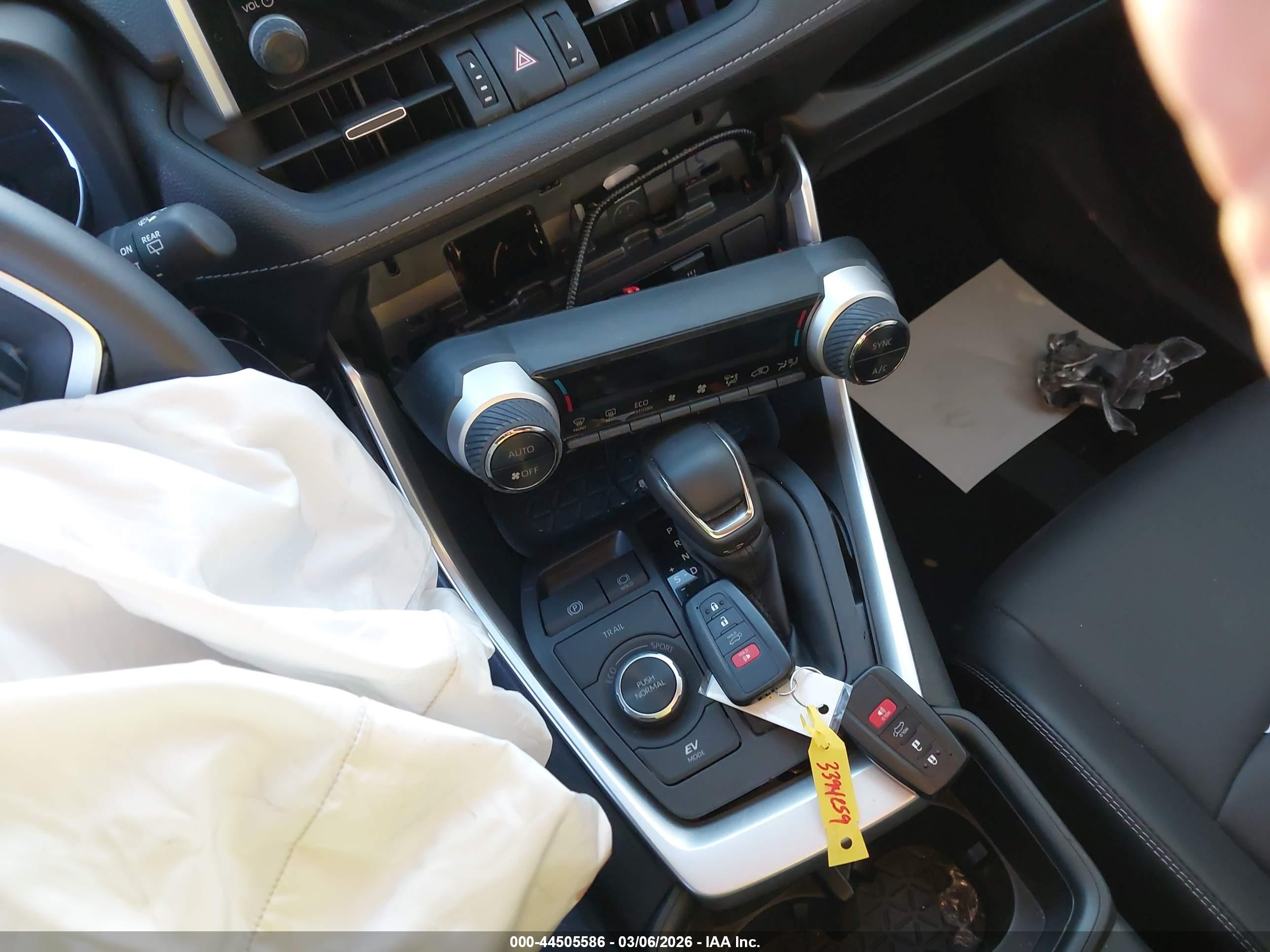 TOYOTA RAV4 image 11