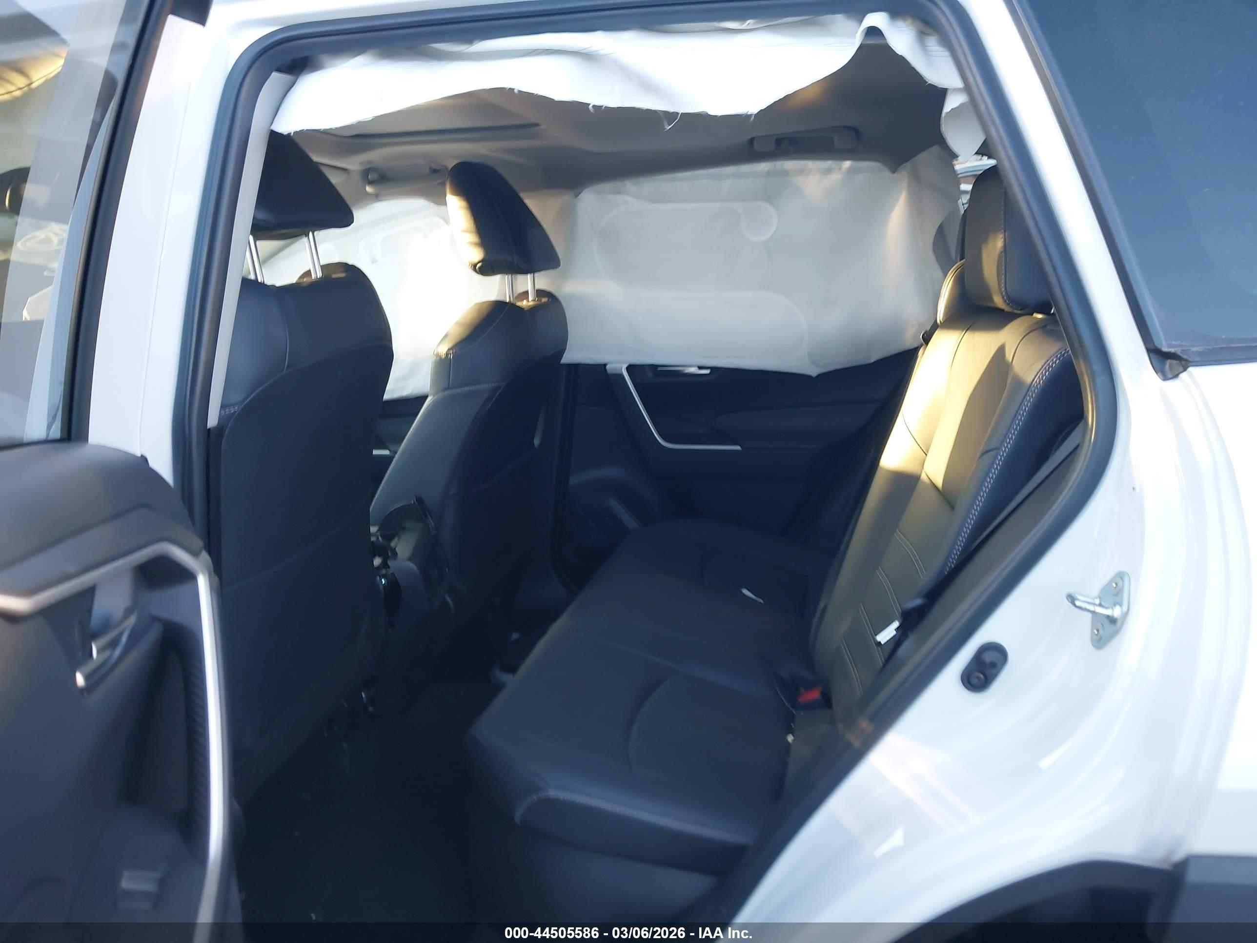 TOYOTA RAV4 image 8