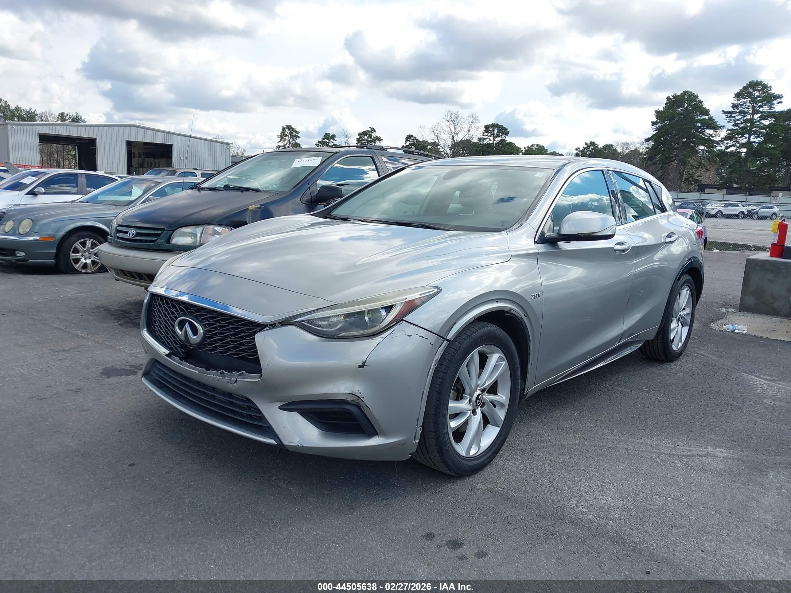 INFINITI QX30 image 2