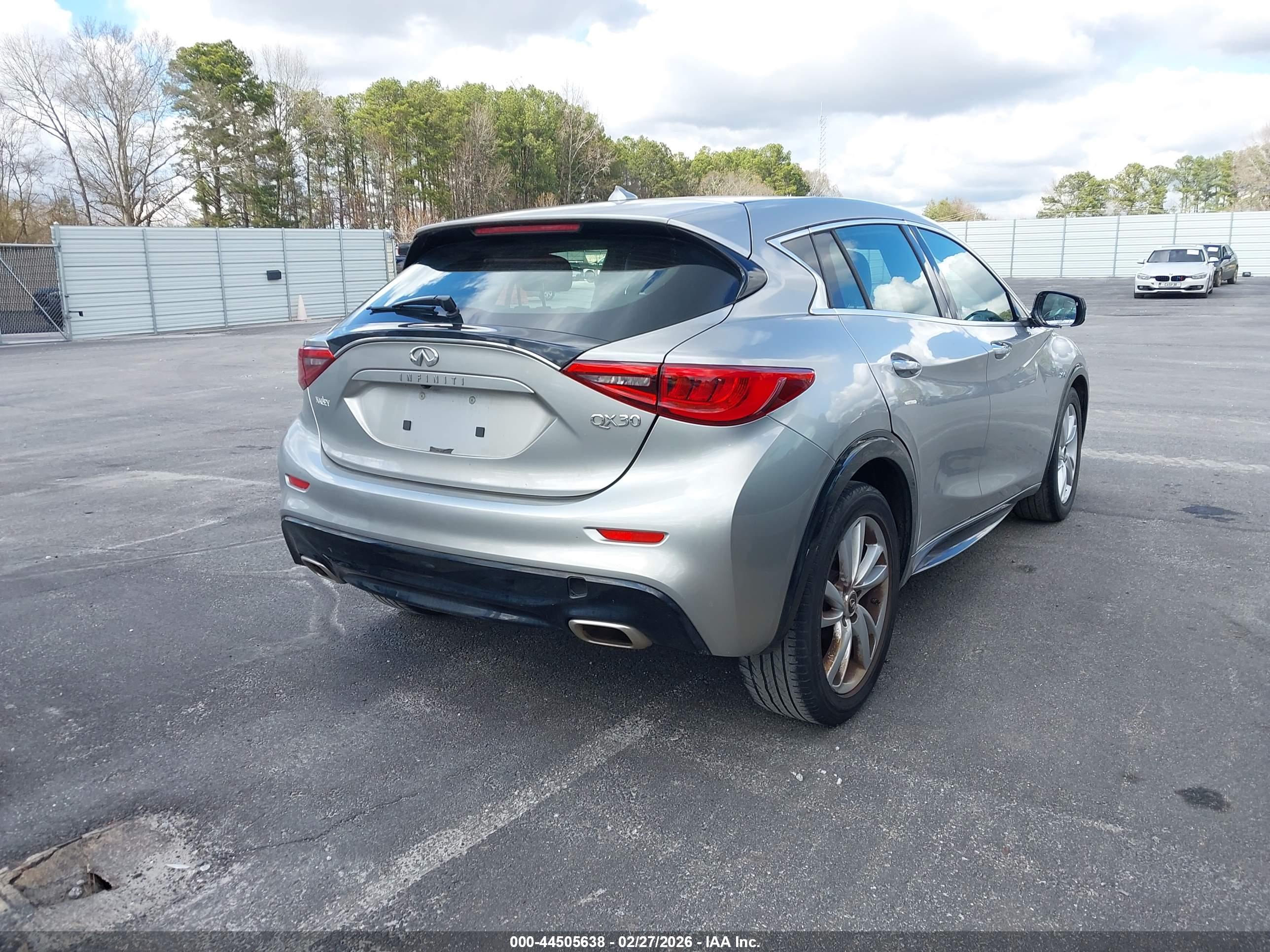 INFINITI QX30 image 4