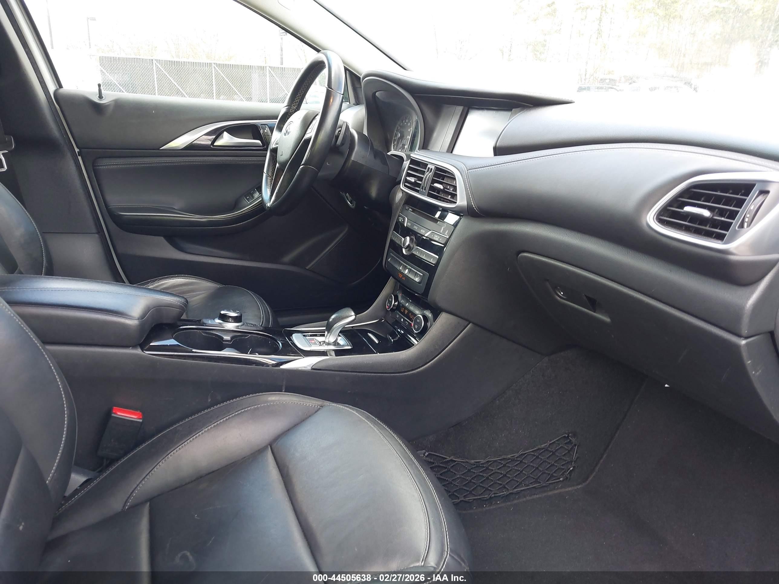 INFINITI QX30 image 5
