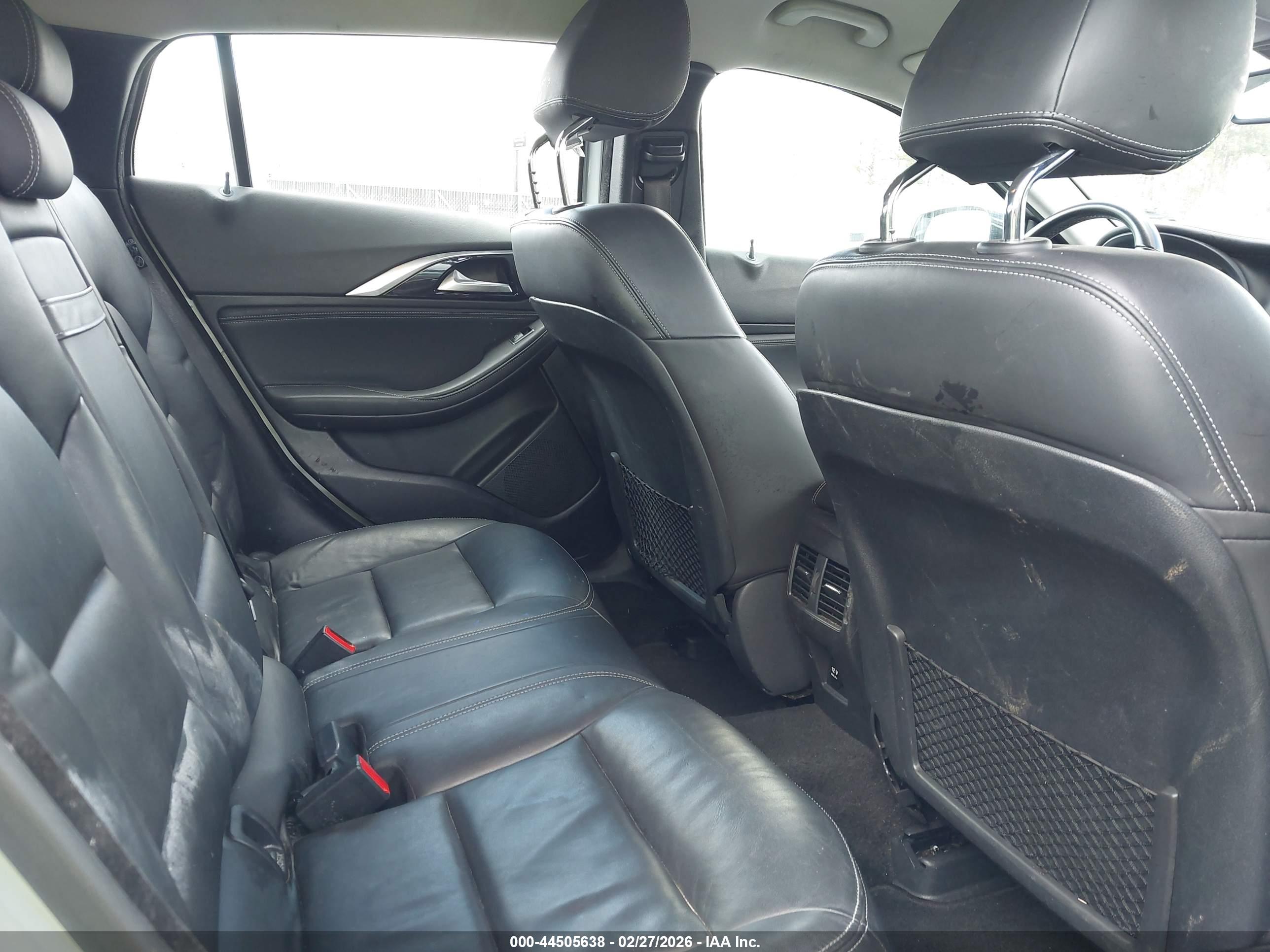 INFINITI QX30 image 8