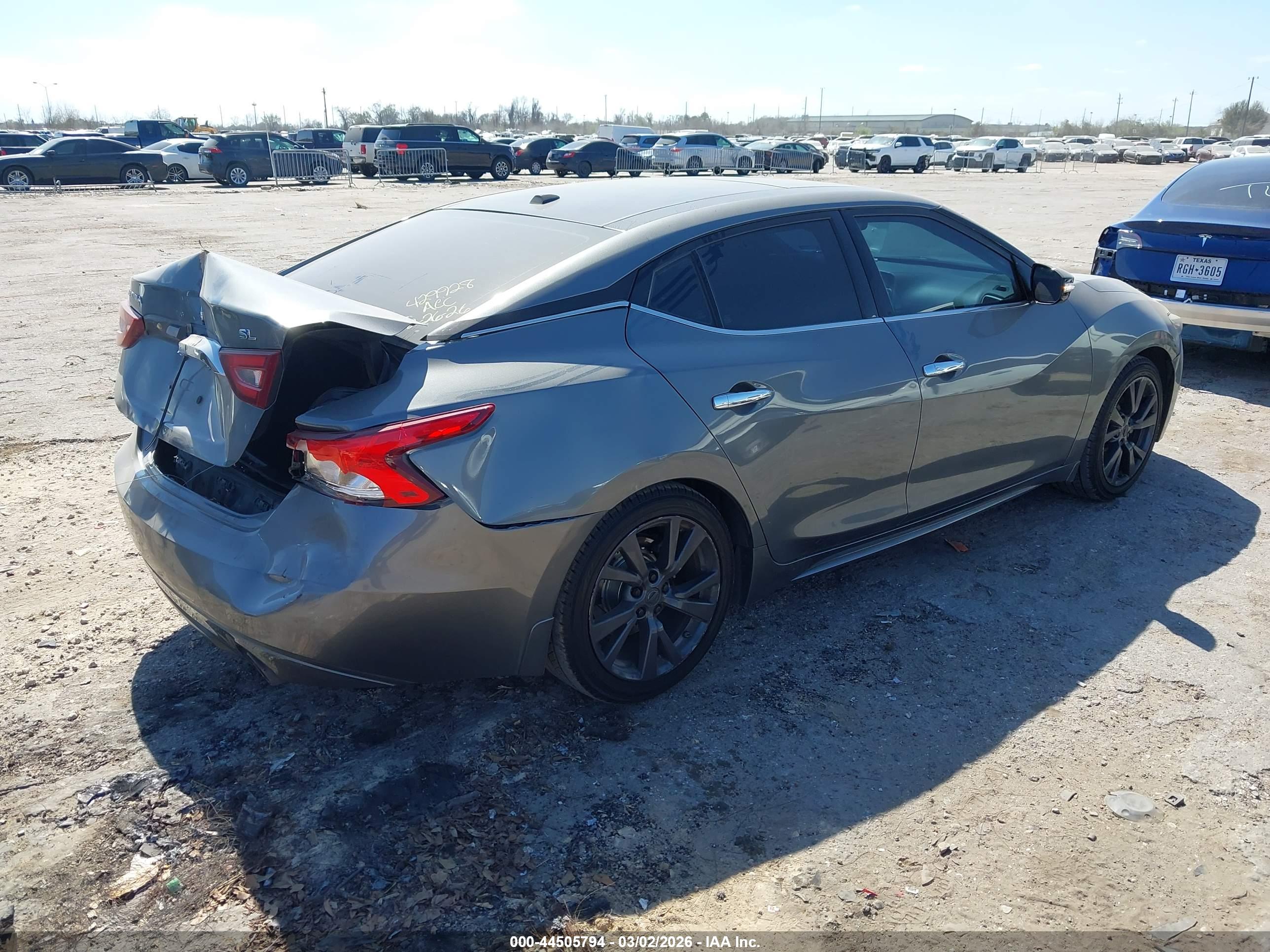 NISSAN MAXIMA image 4