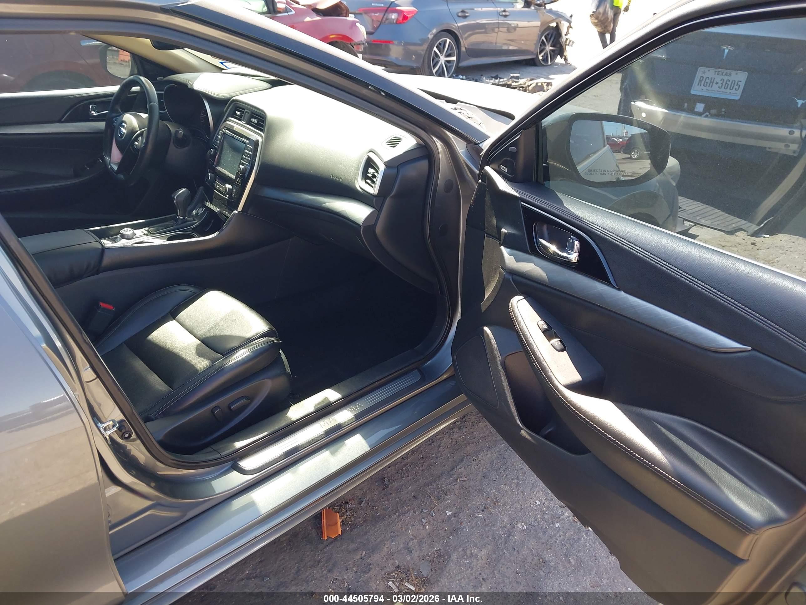 NISSAN MAXIMA image 5
