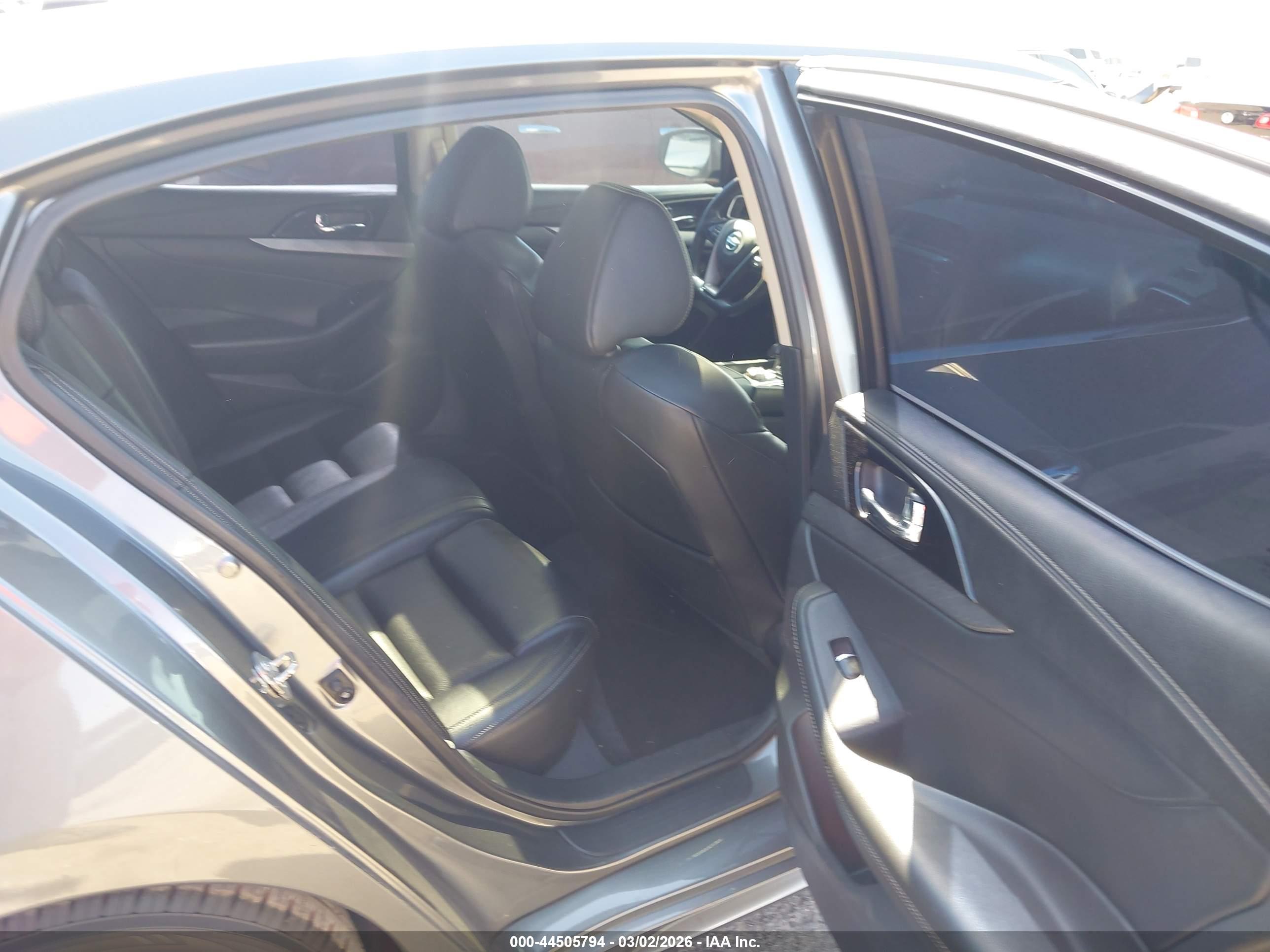 NISSAN MAXIMA image 8