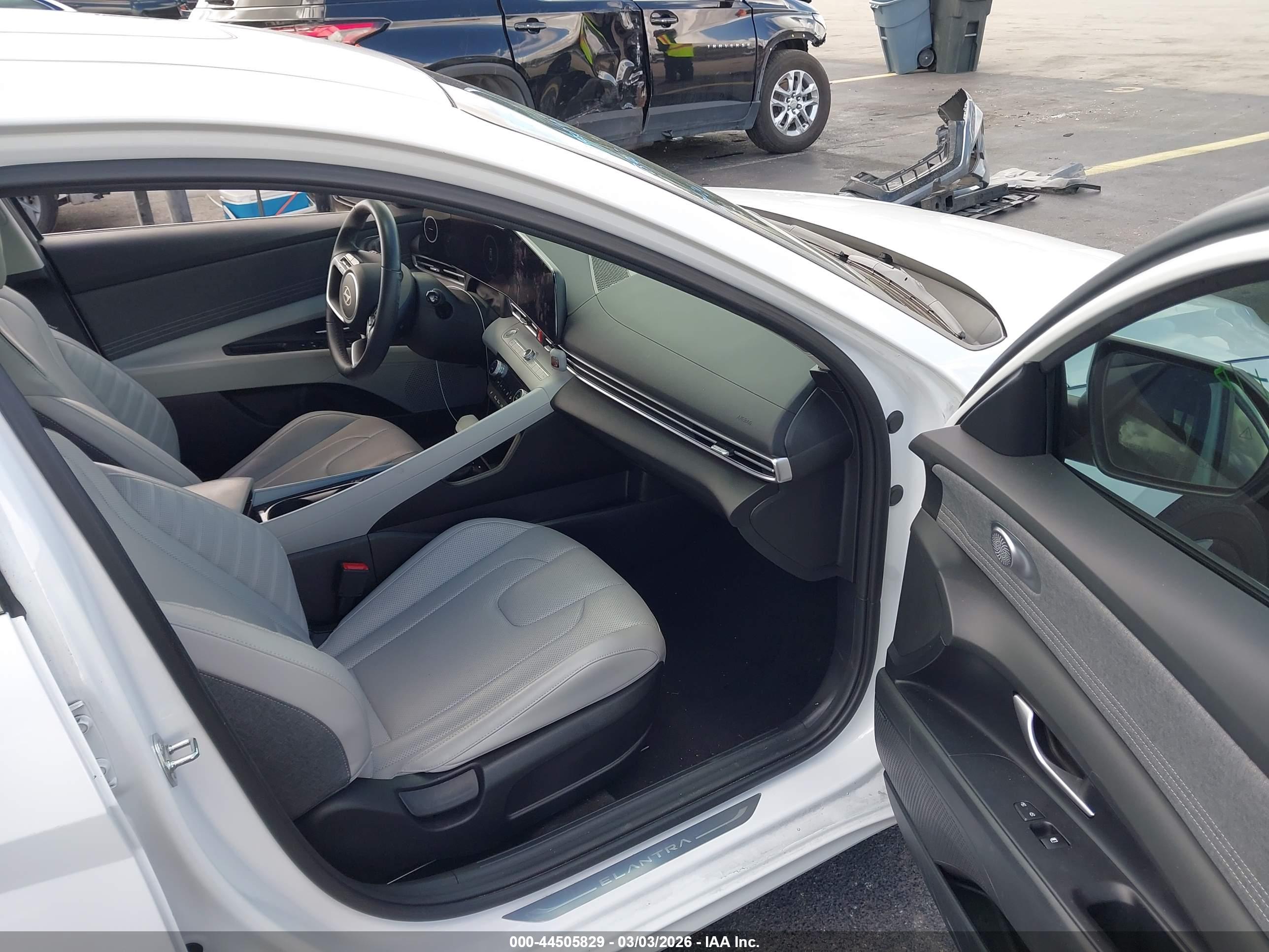 HYUNDAI ELANTRA image 5