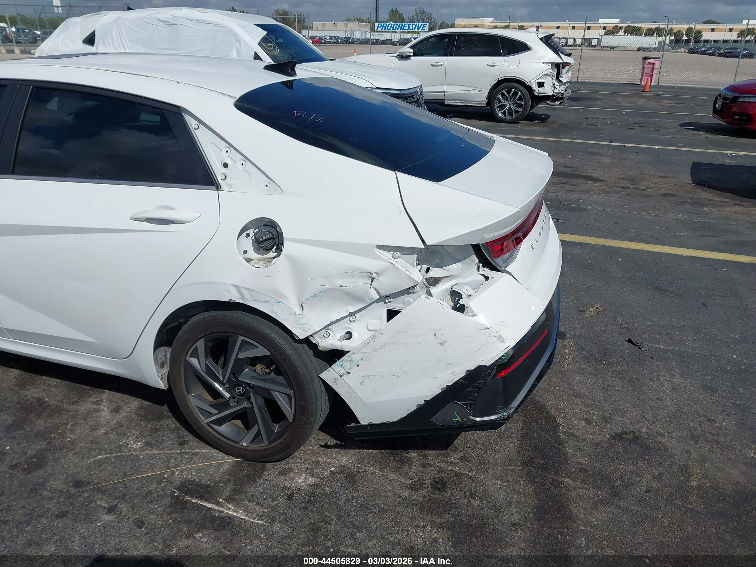 HYUNDAI ELANTRA image 6