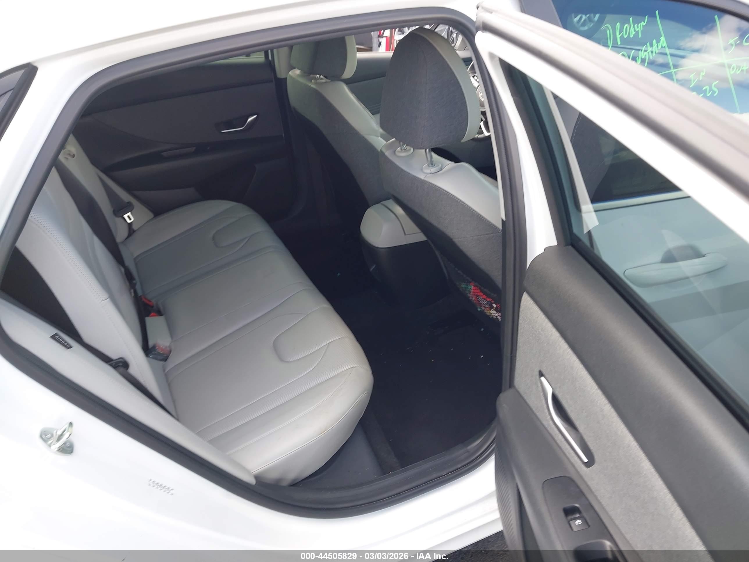 HYUNDAI ELANTRA image 8