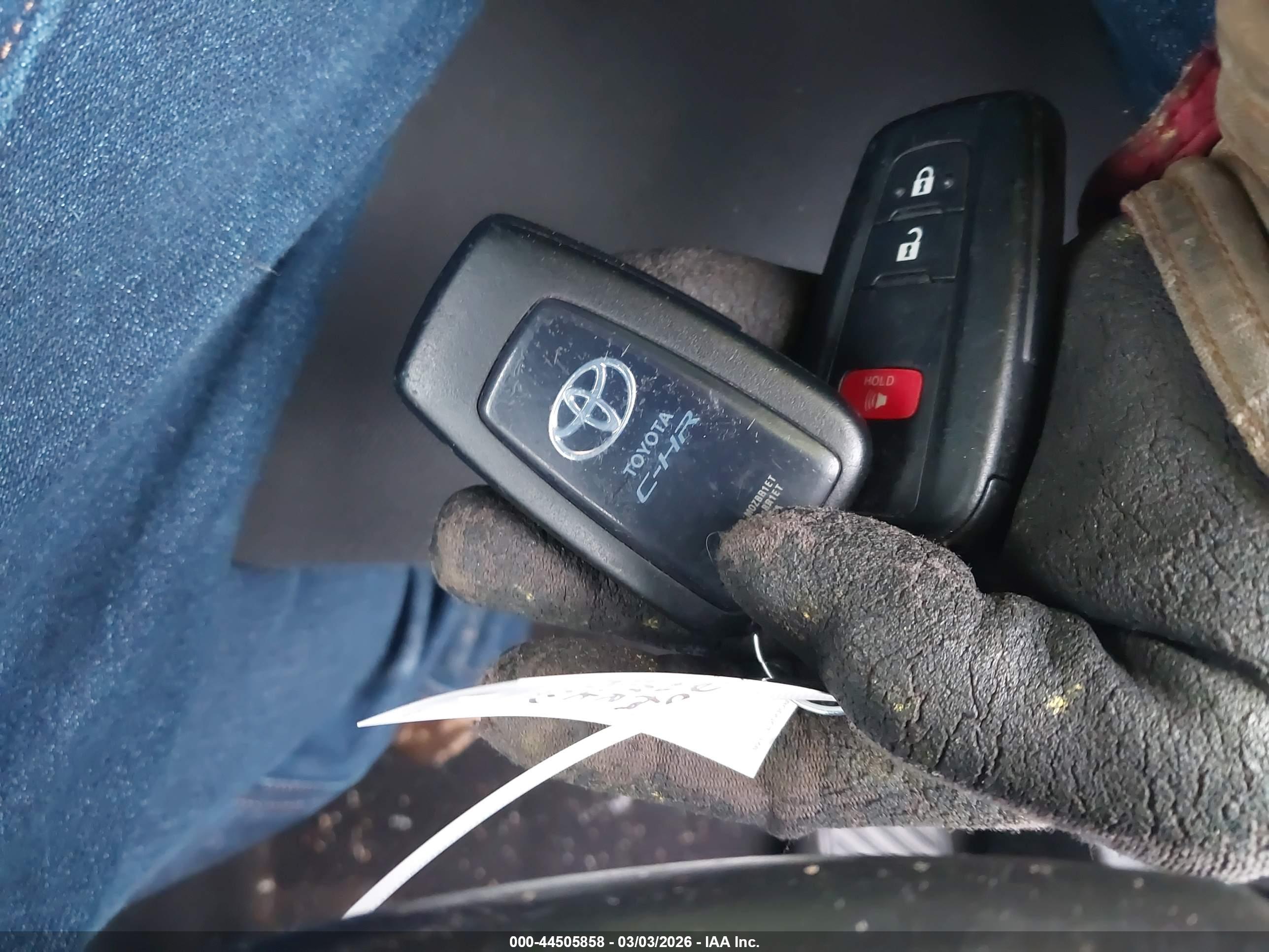 TOYOTA C-HR image 11