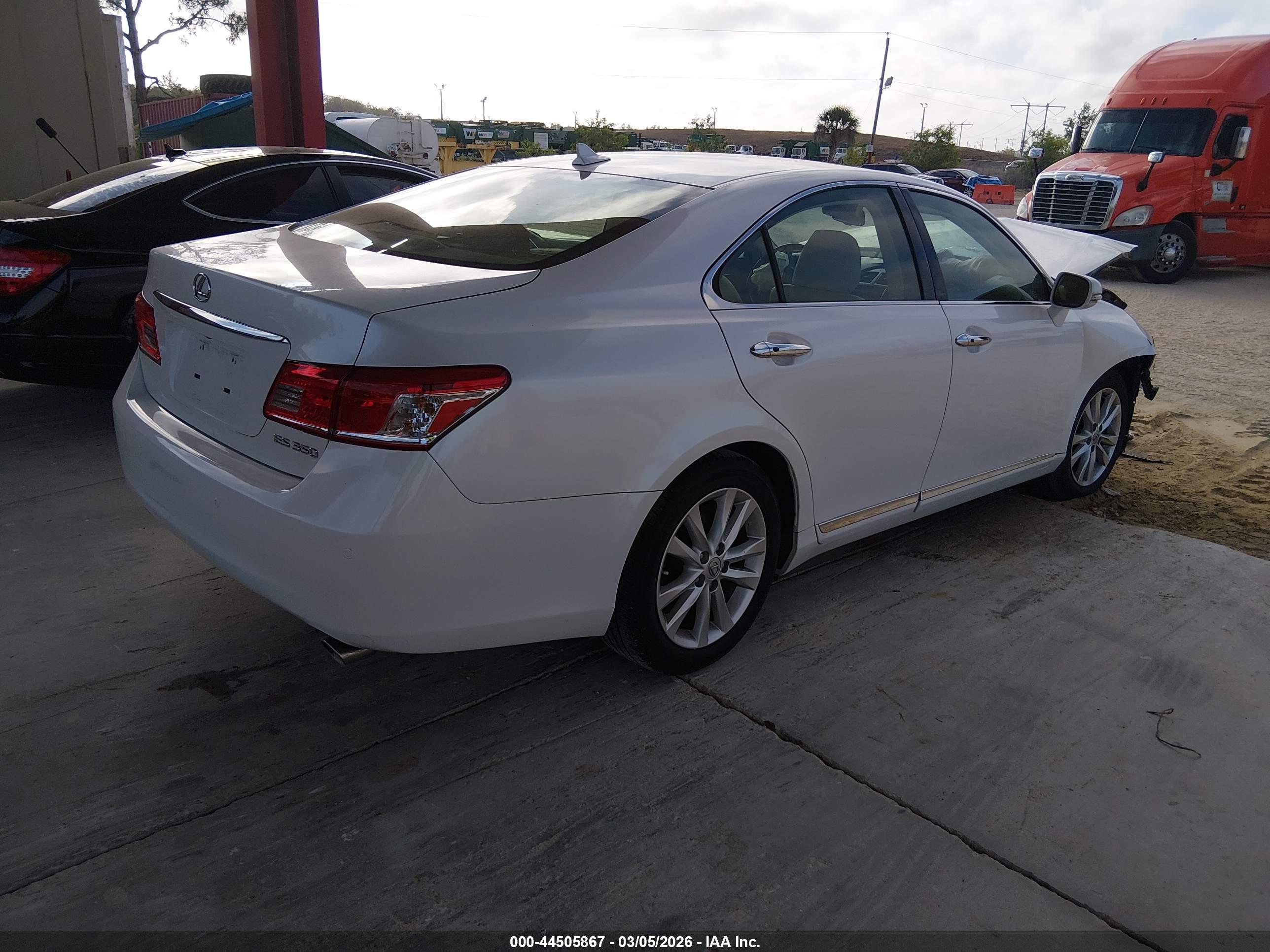 LEXUS ES image 4