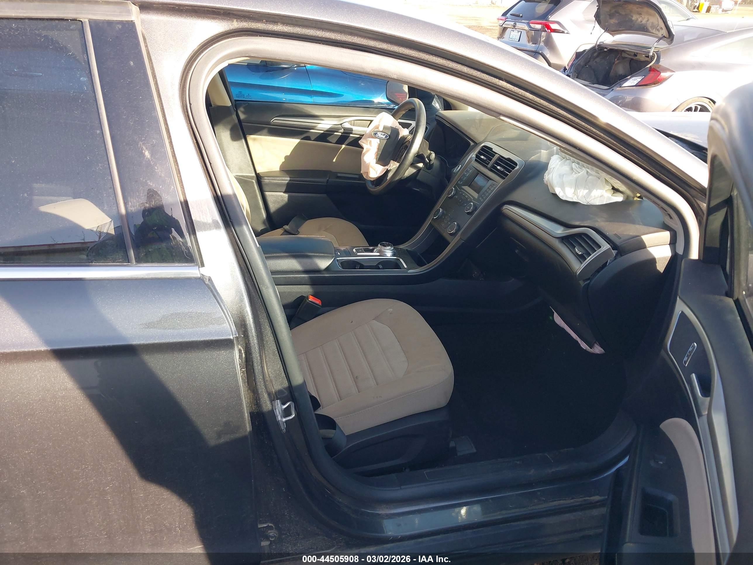 FORD FUSION image 5