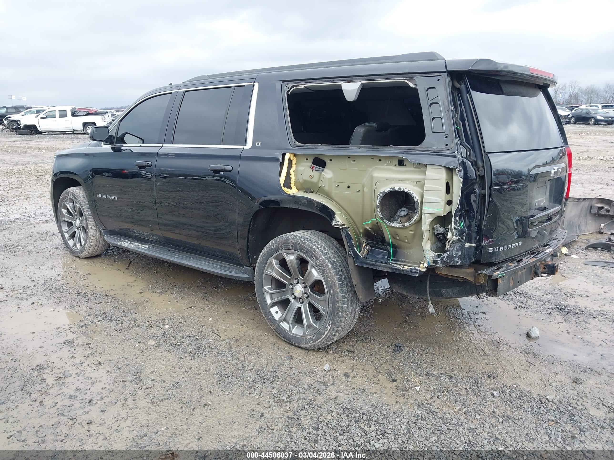 CHEVROLET SUBURBAN image 3