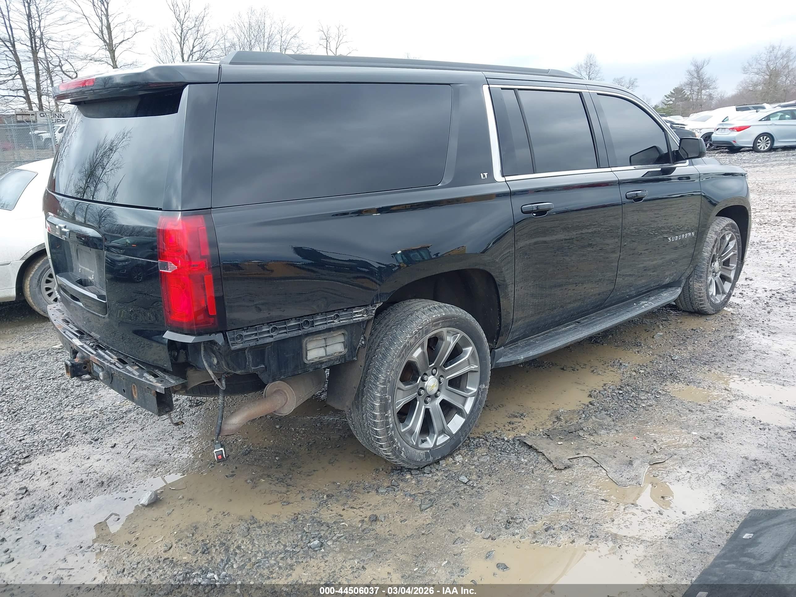 CHEVROLET SUBURBAN image 4